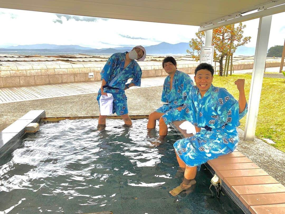 瀬下豊のインスタグラム：「昨日まで鹿児島でロケしてました！！ パンサー尾形さんとサンシャイン池崎と僕の3人でロケでした！ KKBさん攻め過ぎです。  明るく元気に激しく楽しくやってきたんで放送観てください！！！！  また放送日は告知します！ #パンサー尾形 #サンシャイン池崎 #天竺鼠瀬下 #鹿児島放送 #KKB」