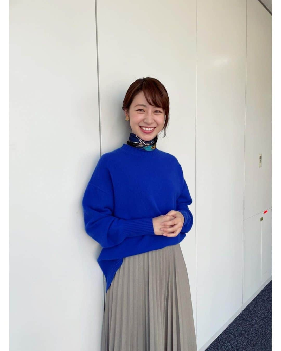 林美沙希さんのインスタグラム写真 - (林美沙希Instagram)「. こんにちは。 今年も残り1ヶ月。 走り切りましょう🏃‍♀️ . 先日の衣装、 後ろ姿も可愛いねと スタイリストさんが撮ってくれました✨  #annニュース #林美沙希 #衣装 #エトレリー #mimi33 #piccini #スカーフコーデ」12月2日 12時55分 - misaki0hayashi