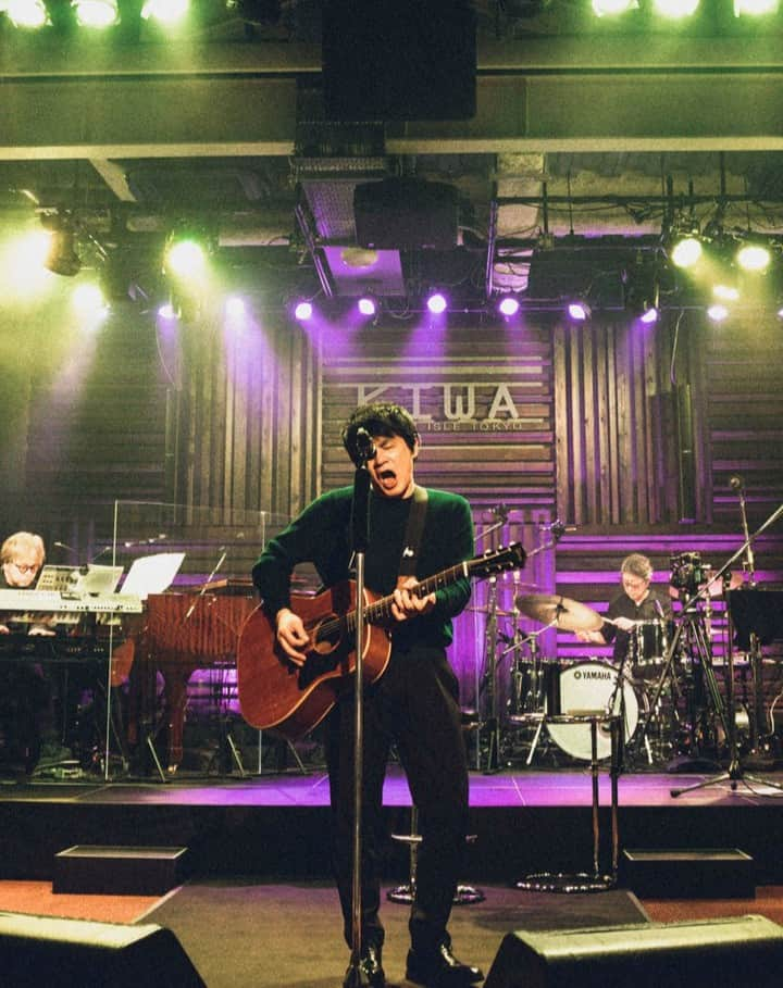 ASKAのインスタグラム：「【From STAFF】 本日20時より、ASKAオンラインライブ 『ASKA グラミー賞ノミネート希望Acoustic Live』を配信いたします！ぜひご覧ください。  ※詳細はプロフィール記載のASKAオフィシャルホームページURLよりご確認ください。  #ASKA  #ASKA_Official  #ソロ初のアコースティックライブ  #本日  #20時から」