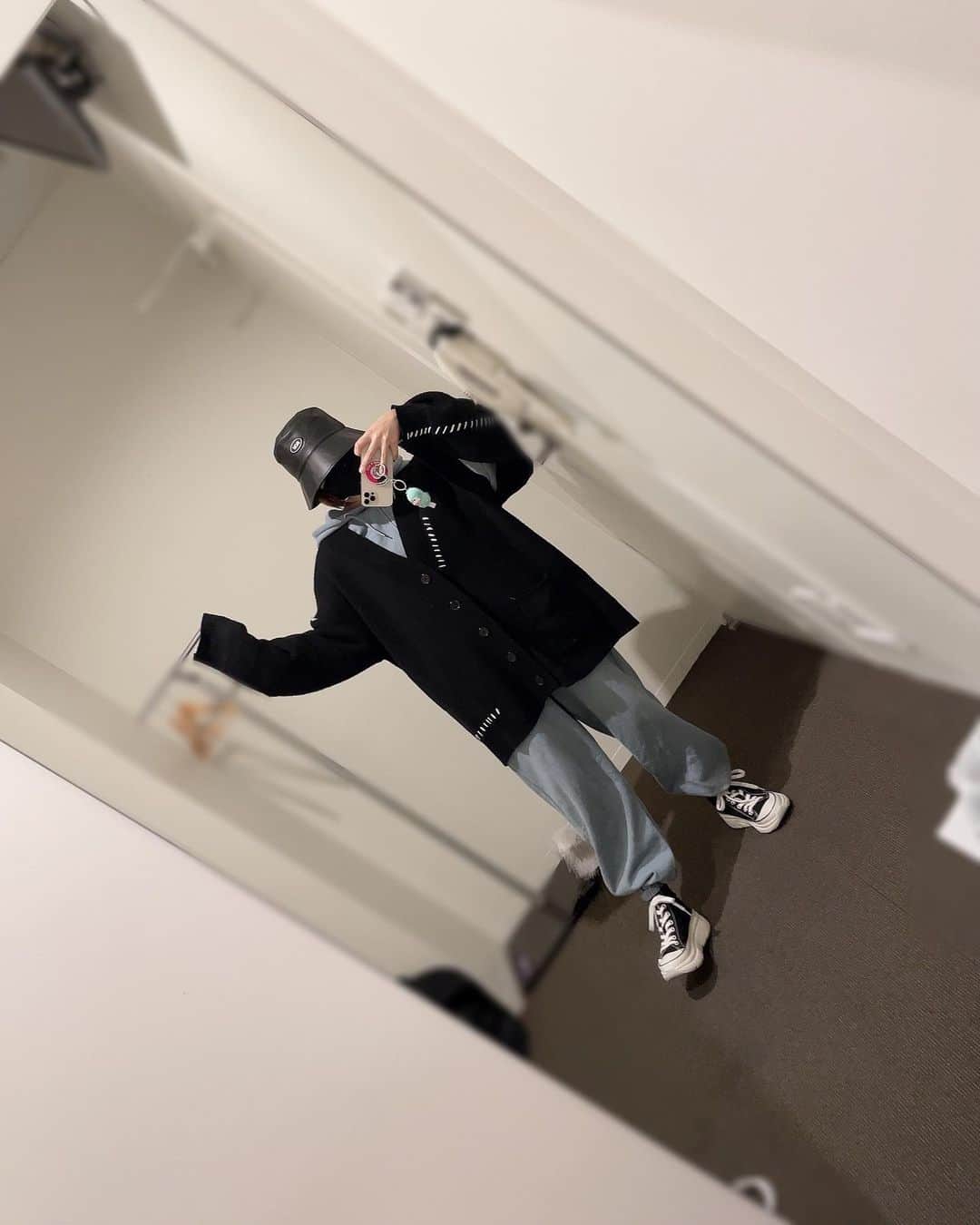 愛美のインスタグラム：「最近ダボッとしたの着てます」