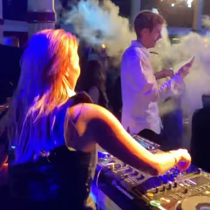 のインスタグラム：「La soirée de @ysl ils ont aimé le Milkshake🤣💖🥛 Merci beaucoup @ysl @romysmusicevents @whereispucci 🙏✨」