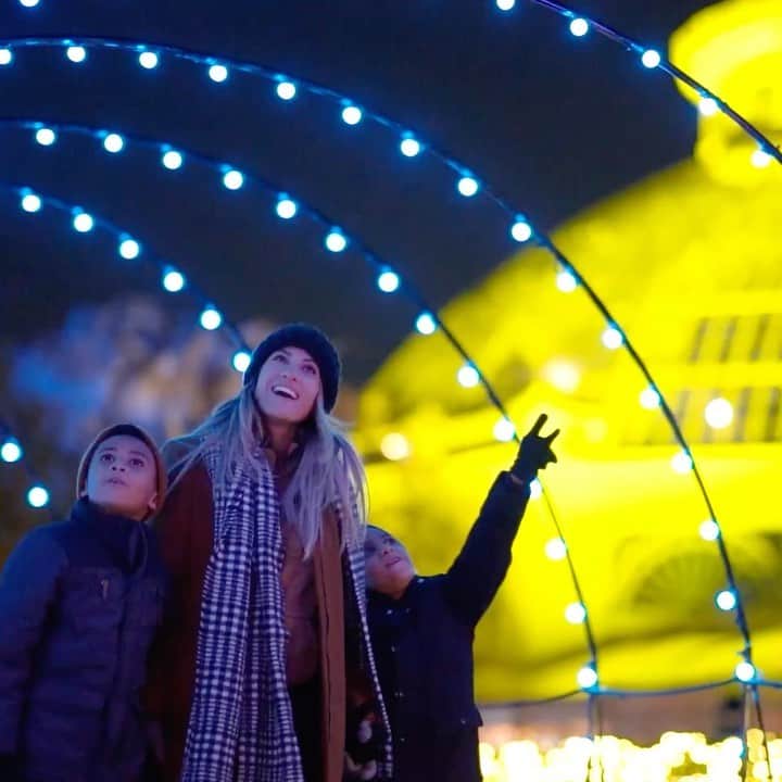 のインスタグラム：「The holiday season has begun and GLOW is a hit! ❄️✨  Discover an outdoor wonderland featuring thousands of dazzling lights—newly expanded this year with 1.5 miles of colorful displays. Enjoy a bite to eat from the @BronxNightMarket, take in music from Steel Pan Holiday, and marvel at artistic ice sculpting during these after-dark events at NYBG. And you can make your visit that much more memorable with an evening viewing of the Holiday Train Show by grabbing this year's new combo ticket.  Hit the link in our bio to get yours, as dates do sell out!  #NYBGGLOW #HTSNYBG #plantlove」