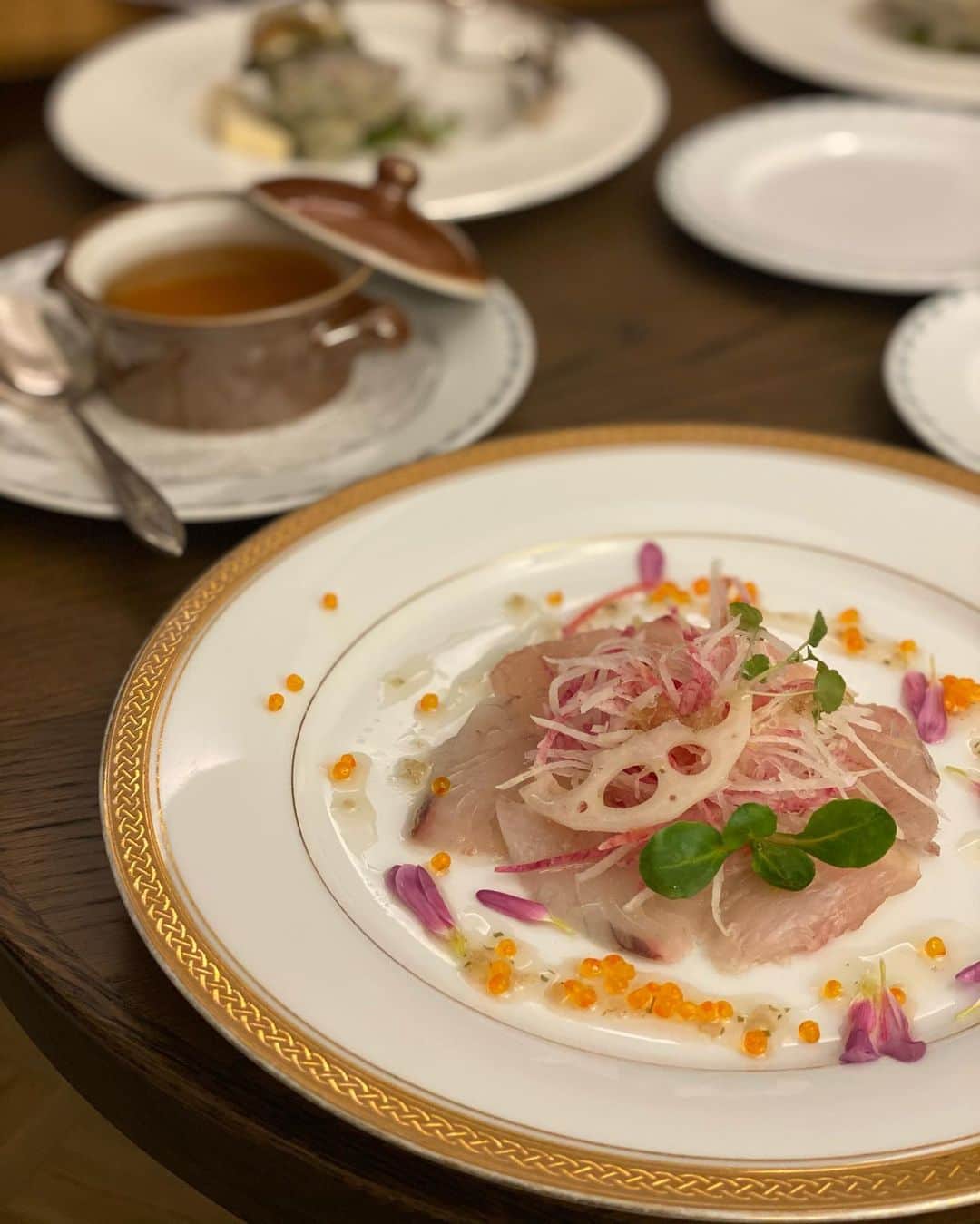 ImotoEtsuyo さんのインスタグラム写真 - (ImotoEtsuyo Instagram)「#おはようございます  ・ ・ 先日、#川奈ホテルゴルフコース へ 行った時の#pic ・ ・ ホテル内のレストランは どこも全て予約でいっぱいだったので  お部屋で頂きました。 ・ サザエの香草バター風味の壷焼と 活アワビのステーキ特製雲丹風味のクリームソース が 特に美味しかった。 ・  ・ @kawanahotel  #クラシックディナー  #インルームダイニング  #ディナー  #champagne  #veuveclicquot  #sweets  #food  #foodstagram  #foodie  #gourmet  #dinner  #海鮮 #うに 好き #鮑 好き」12月2日 7時14分 - bisuhada