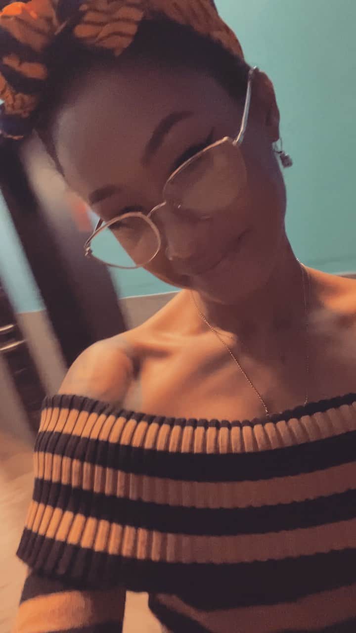 スキン・ダイアモンドのインスタグラム：「Rehearsing for things.. 😈🥰🎶」