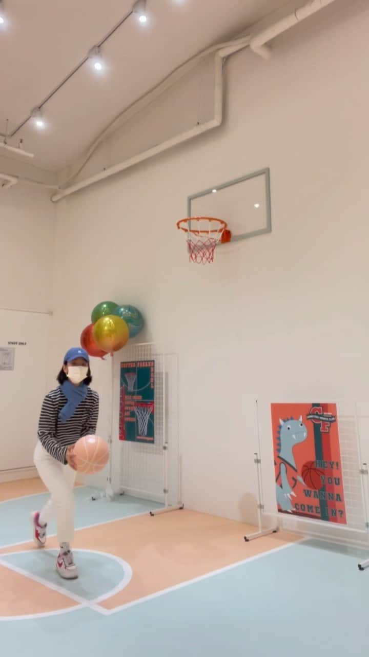 ウォン・ジナのインスタグラム：「사진도 잘나오고 불꽃슛☄️  해볼수 있고 여기 완전 놀이터🏀 #커피프릭스」