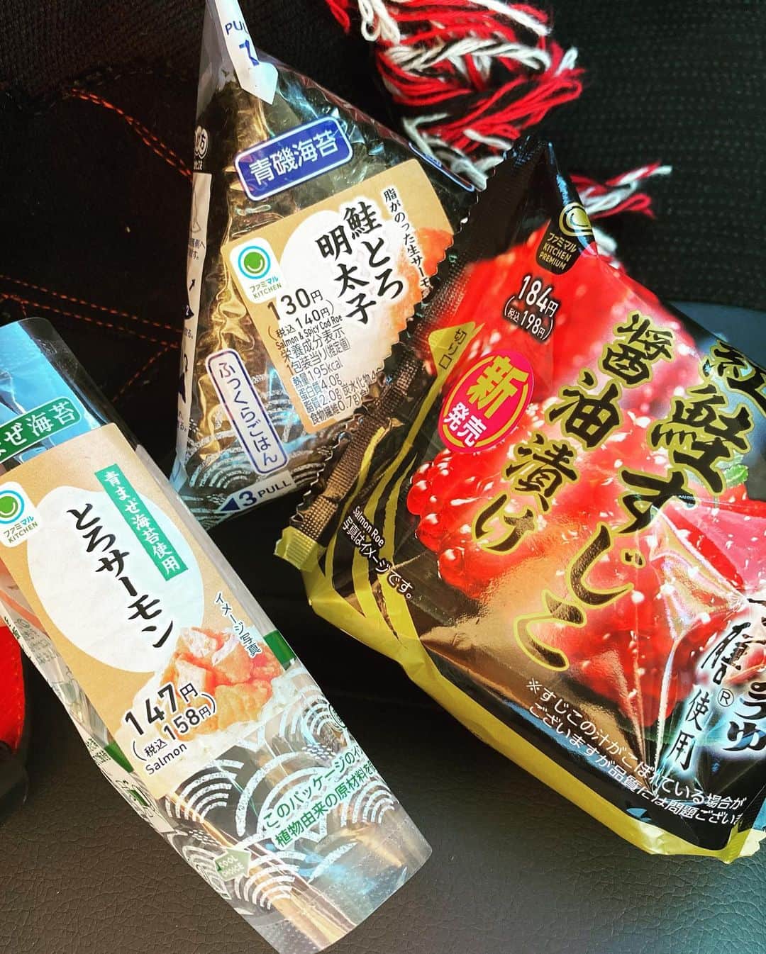 西山茉希さんのインスタグラム写真 - (西山茉希Instagram)「毎日いける。 その度、幸せる。  #好物 #ホットスナックとおにぎり #サーモンシリーズ最強説 #すじこ殿堂説 #ファミマ暮らしのつくねッティー  チーズ乗っけてチンしてね、 ペッパーかけても美味しいんだよ。 食べてみて💛🥺💛」12月2日 9時49分 - maki.nshiyama50
