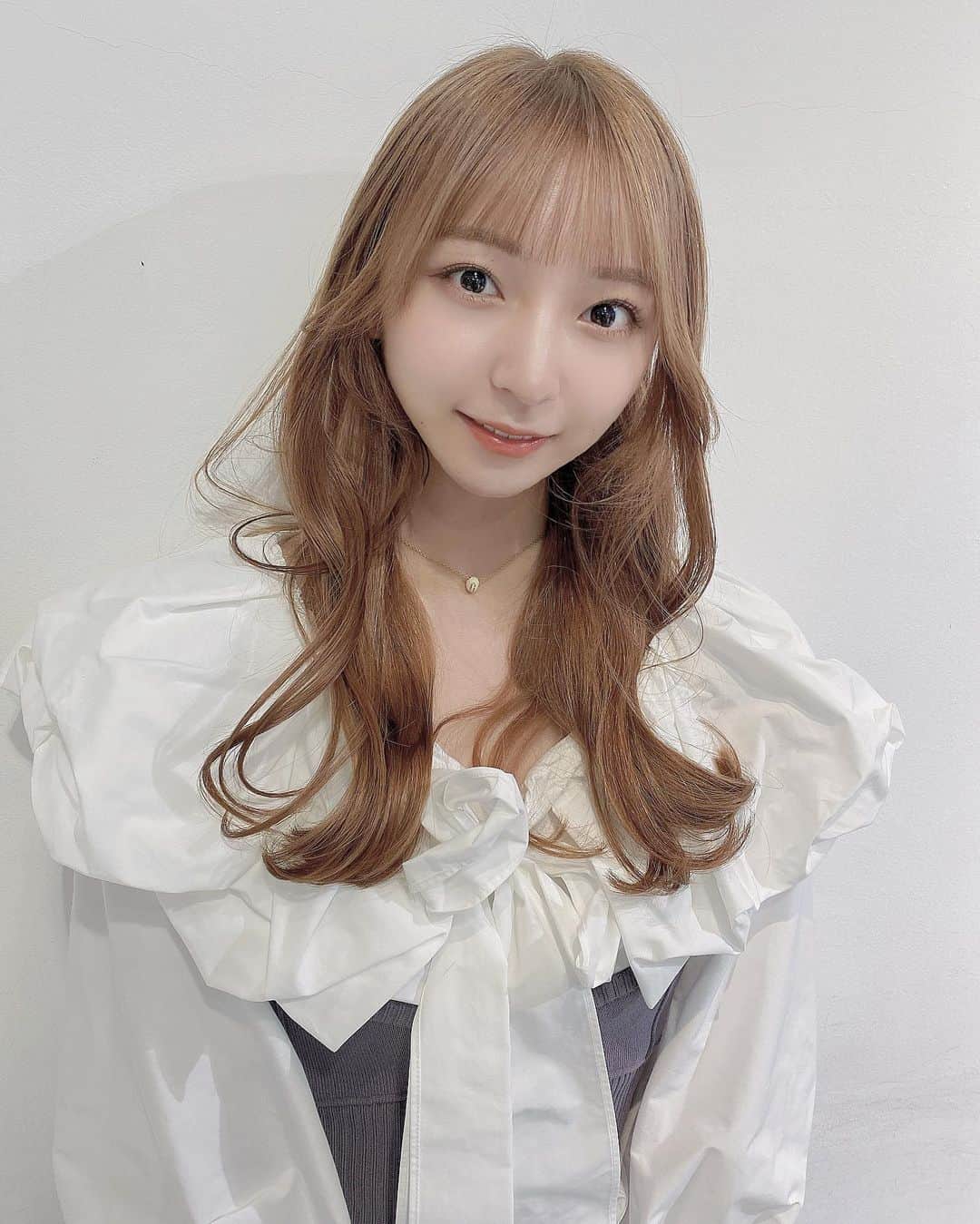 塩川莉世のインスタグラム：「ミルクティーベージュ..🤍 . . また撮影で黒くなっちゃうので期間限定です☺︎新衣装楽しみだなぁ、、！ . . #ミルクティーベージュカラー #ミルクティーベージュ #ミルクティーカラー #髪質改善 #髪質改善トリートメント #ヘアカラートレンド #ヘアカラー #ヘアカラーベージュ」