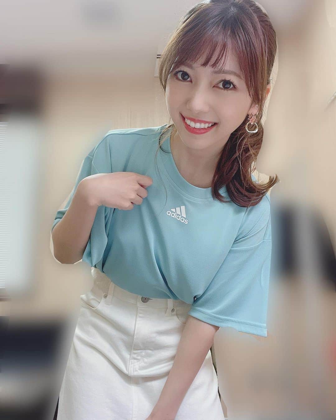 川又智菜美のインスタグラム：「今回はスポーティーな感じにしてみました👱‍♀️ いかがでしょうか？☺️ ⁡ 今週の『週刊テニスNAVI』は ▶︎ATPマスターズ1000パリの激闘 ▶︎ファイナルズ出場権争いの行方 ▶︎ 大富豪育ち ペグラの秘密 などをお届けする予定です💛 ⁡ 皆さんぜひご覧ください😊 ⁡ 👕 @adidastokyo  ⁡ #WOWOW #テニス」