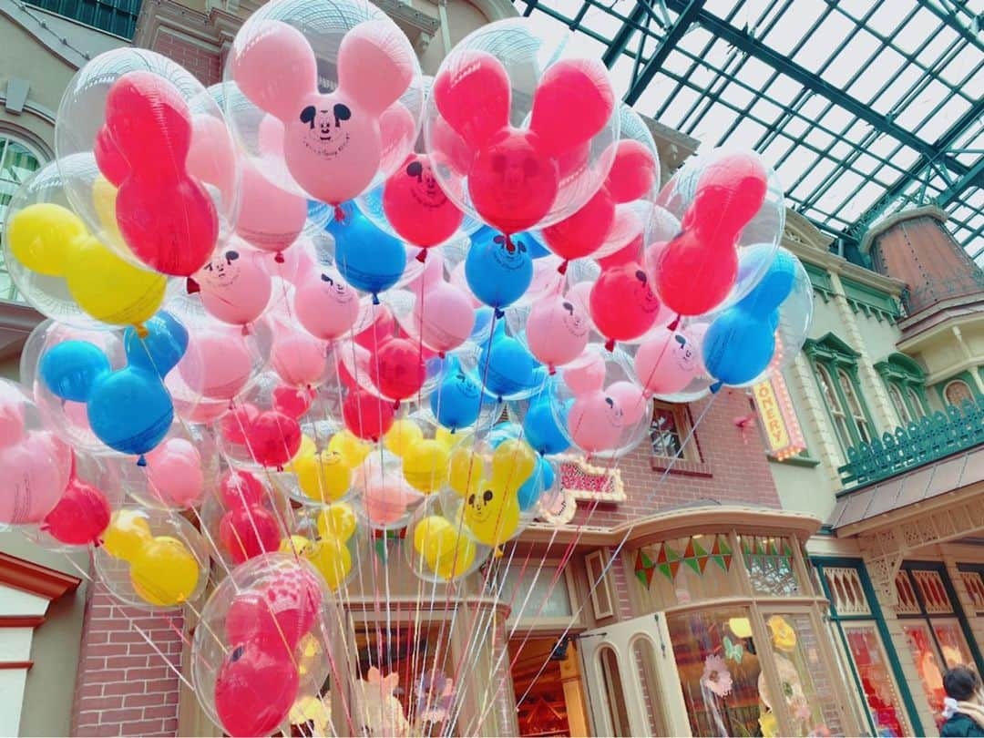 近野成美さんのインスタグラム写真 - (近野成美Instagram)「Disneyland編🐭🤎 初めて美女と野獣に乗りました🎀 ベイマックスはパスが取れず乗れなかったので次回の楽しみに取っておきたいと思います😁✨  #disneyland  #美女と野獣  #風船 #ベイマックスカレー #フロート #可愛すぎ🥰　　 #ベイマックスまたね🎃 #今日も一日お疲れ様です😊」11月8日 20時23分 - konnsaaan