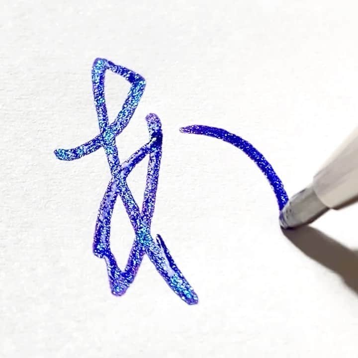のインスタグラム：「* インクたっぷりなのがいい。の、あ。  ■Pentel Hybrid DualMetallic (1.0㎜ ﾊﾞｲｵﾚｯﾄ+ﾒﾀﾘｯｸﾌﾞﾙｰ) @pentel_official   .  .  #字#ボールペン#ボールペン字#ボールペン字#ペン字#ペン習字#硬筆#実用書写#書写検定#書写技能検定#文房具#筆記用具#デュアルメタリック#calligraphy#Japanesecalligraphy#japan#japaneseart#ballpointpen#dualmetallic」