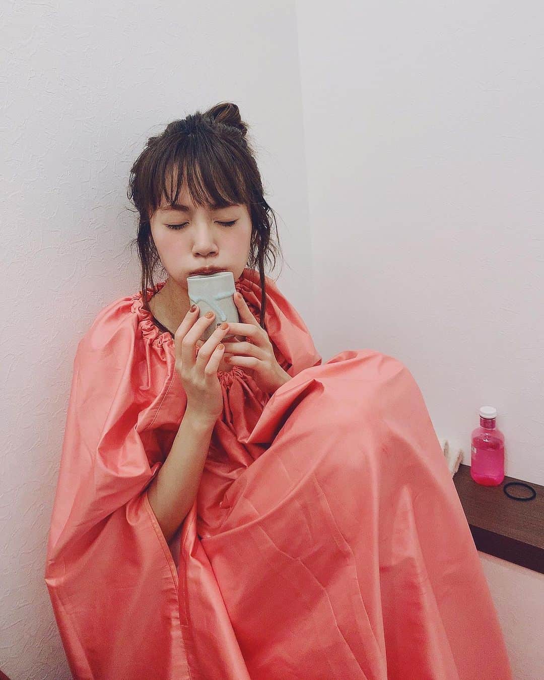 菜乃花のインスタグラム：「🌹🌹🌹  昨日は身体を温めるをテーマに美容オタクの皆さんと温活会を。  サウナにはまってる私ですが同じ汗をかくシリーズで気になっていてまだした事の無い【よもぎ蒸し】にチャレンジしようとしたのですが、お店に【ローズ蒸し】なるものがあったのでこれは珍しい🤔と思ってローズ蒸しをしてみました！  ローズのオイルを塗ったり、ローズのお茶を飲んだり、 他の【蒸し】メニューよりも内容が盛りだくさんのようでした。  初めてのローズ蒸しはとにかく終始ローズのいい香りで蒸されてとっても癒されました🌹  2人はしっかり汗をかいてスッキリするとゆう【モリンガ蒸し】をしてました。  それぞれ効果が違うようなので他のも試したいです☺️  とても温まって汗もかいたけどその他に効果をすぐに実感できたりはないので続けてる方はどれくらい続けてどんな風に変化を感じたのかな〜と興味があります🤔！  とりあえず寝付きがよくて、 これは蒸されたからかな〜？と思いました☺️  あったまった後はみんなで火鍋☺️ 週末の温活会はとても有意義でした☺️」