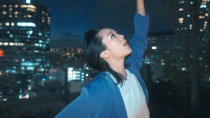 Yup’inのインスタグラム：「置かれた場所で咲き誇れ。 というメッセージから、 ＂道に咲く花＂を体現しました。  撮影編集は @RyoTracks   もしあなたが途方に暮れてて いまを変えたいと思っているなら、 このMVと一緒に走りだしたい。  #花鳥風月 #Yupin #ヤピン  ▽ https://youtu.be/lhJhP2qCJAk  (プロフィールから飛べます)」