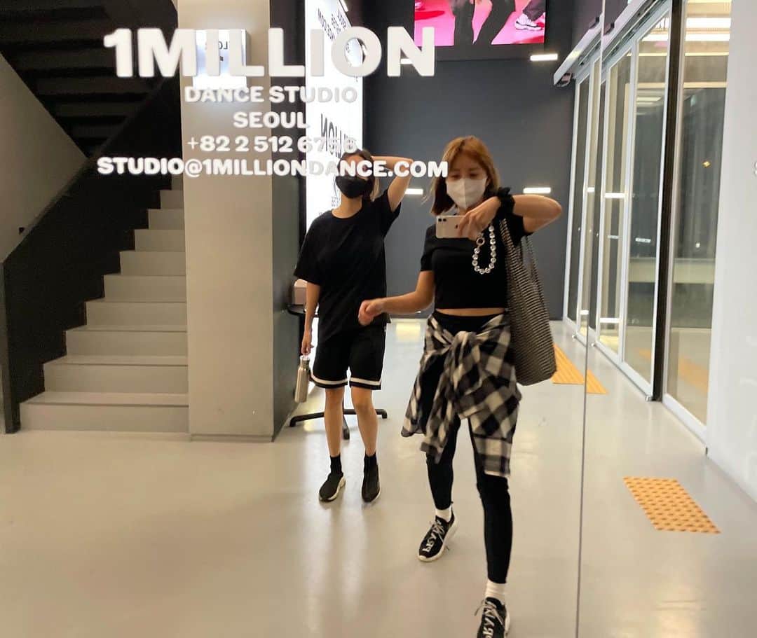 チン・イェソルのインスタグラム：「난못봤지만 그래도 #스트릿우먼파이터 🤘🏼🔥 #1milliondancestudio #성수동 #원데이클래스」