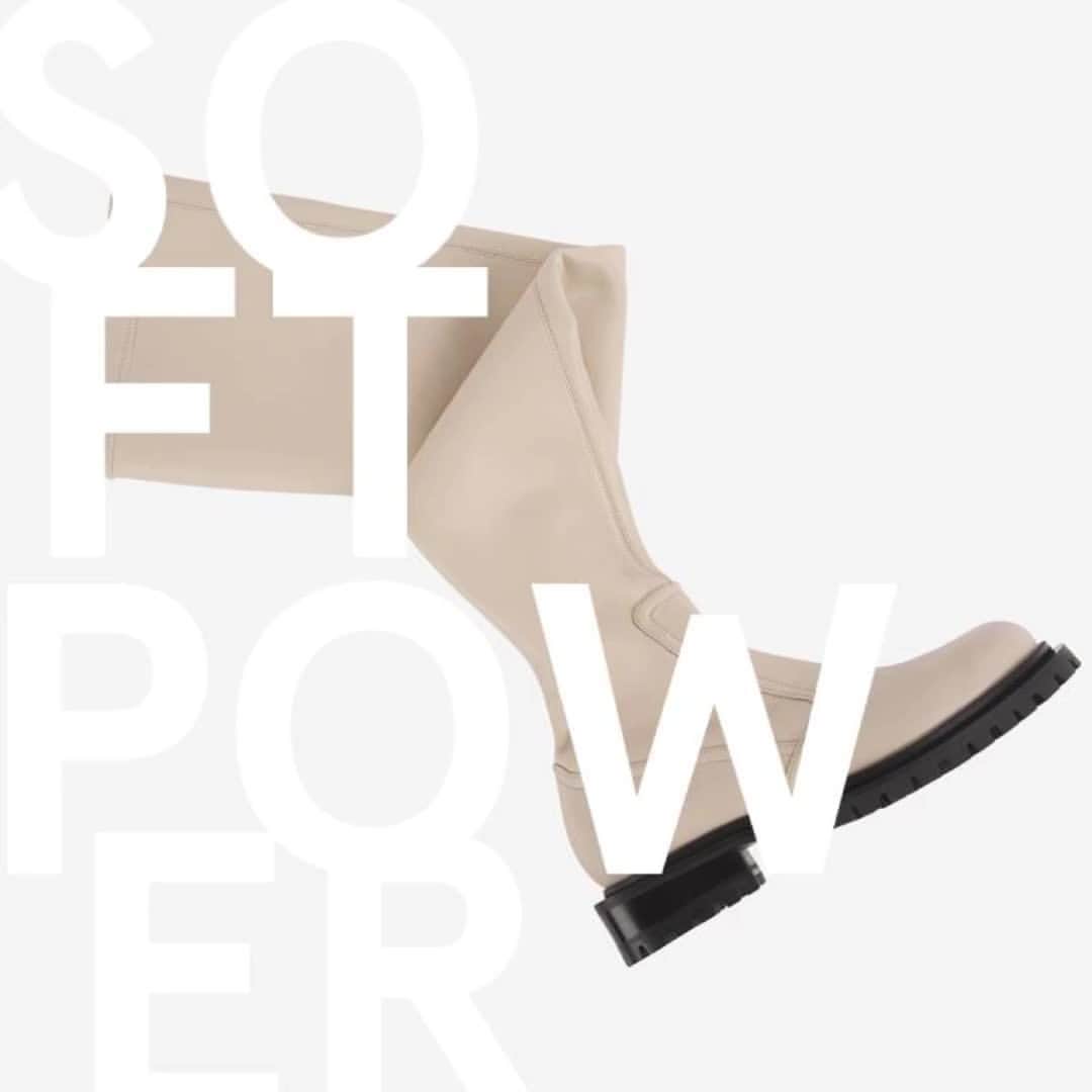 バルバラ ビュイのインスタグラム：「NEW MONTH, NEW EMOTION !⁣⁣⁣⁣ FALL/WINTER 2021 EPISODE 5 "SOFT POWER" OUT IN TWO DAYS.⁣⁣⁣⁣ ⁣ #fw21 #softpower #knitwear #parisiandesign #barbarabui⁣ ⁣⁣⁣」