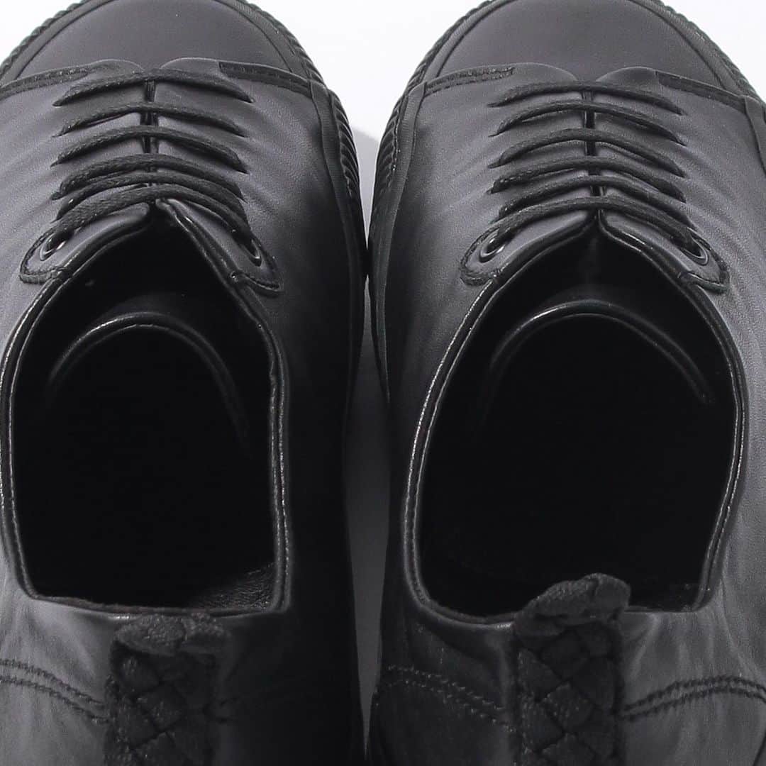アドミラルのインスタグラム：「Admiral Footwear 2021 AW [BEATTY LE / BLACK] 17,600JPY (tax in)  イギリス軍のビンテージトレーニングシューズから着想を得たバルカナイズスニーカー。  スムースレザーを使用したシンプルでミニマルなデザイン。  #footwear #admiral #admiralfootwear #sneakers #2021aw #スニーカー #アドミラル #アドミラルフットウェア」