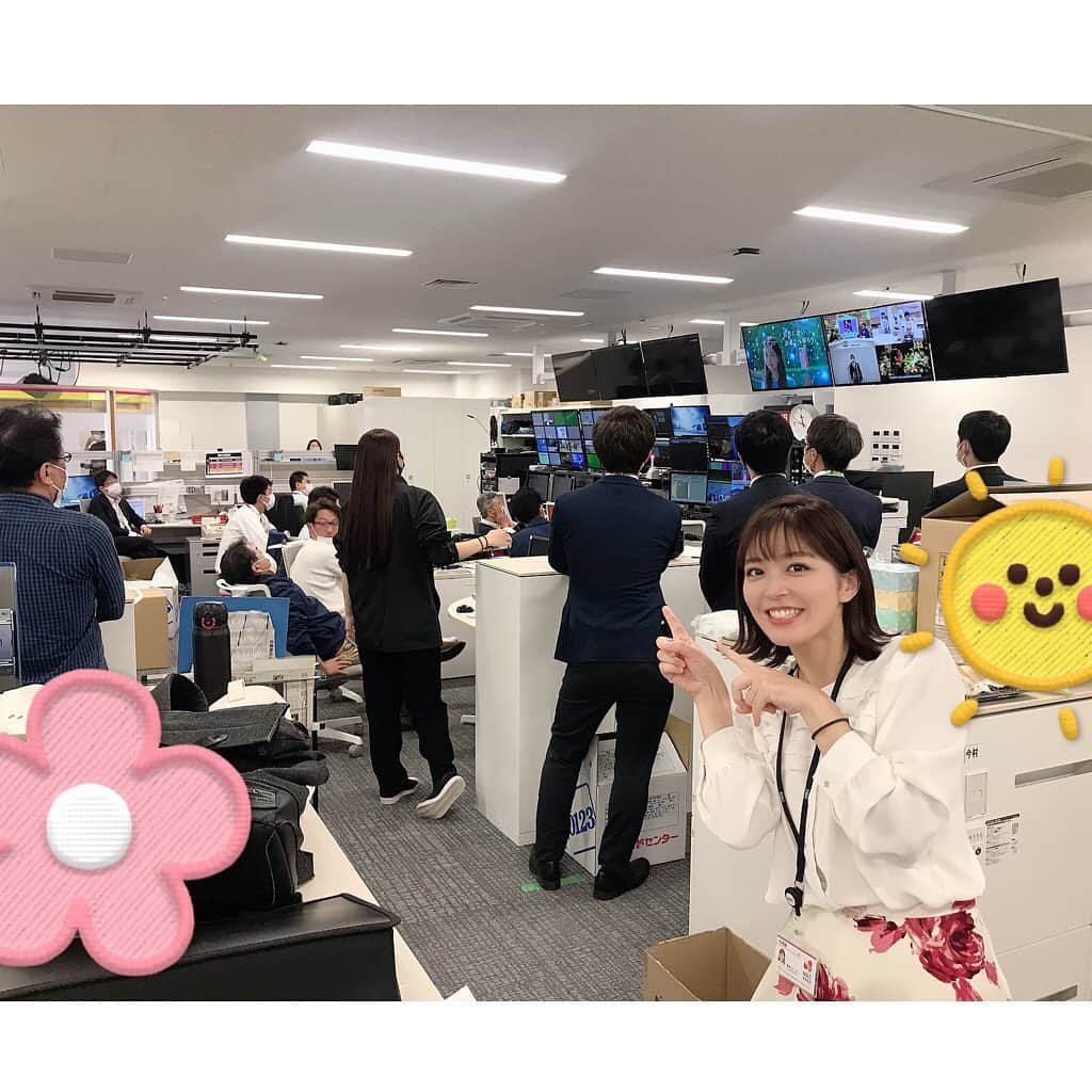 豊崎なつきさんのインスタグラム写真 - (豊崎なつきInstagram)「* 新社屋でのテレビ放送スタート♡  お昼のニュースの時間には 皆んなでドキドキしながら 祈るように モニターを見つめていました！  事故なく放送できましたー🥺✨💕  2枚目pintも♡  写真は土曜日の リハーサル時の写真です🙌 明るくなった新生pintも どうぞ宜しくお願いします🥺🧡  #nbc #長崎放送 #豊﨑なつき  #」11月8日 21時17分 - natsuki_toyosaki