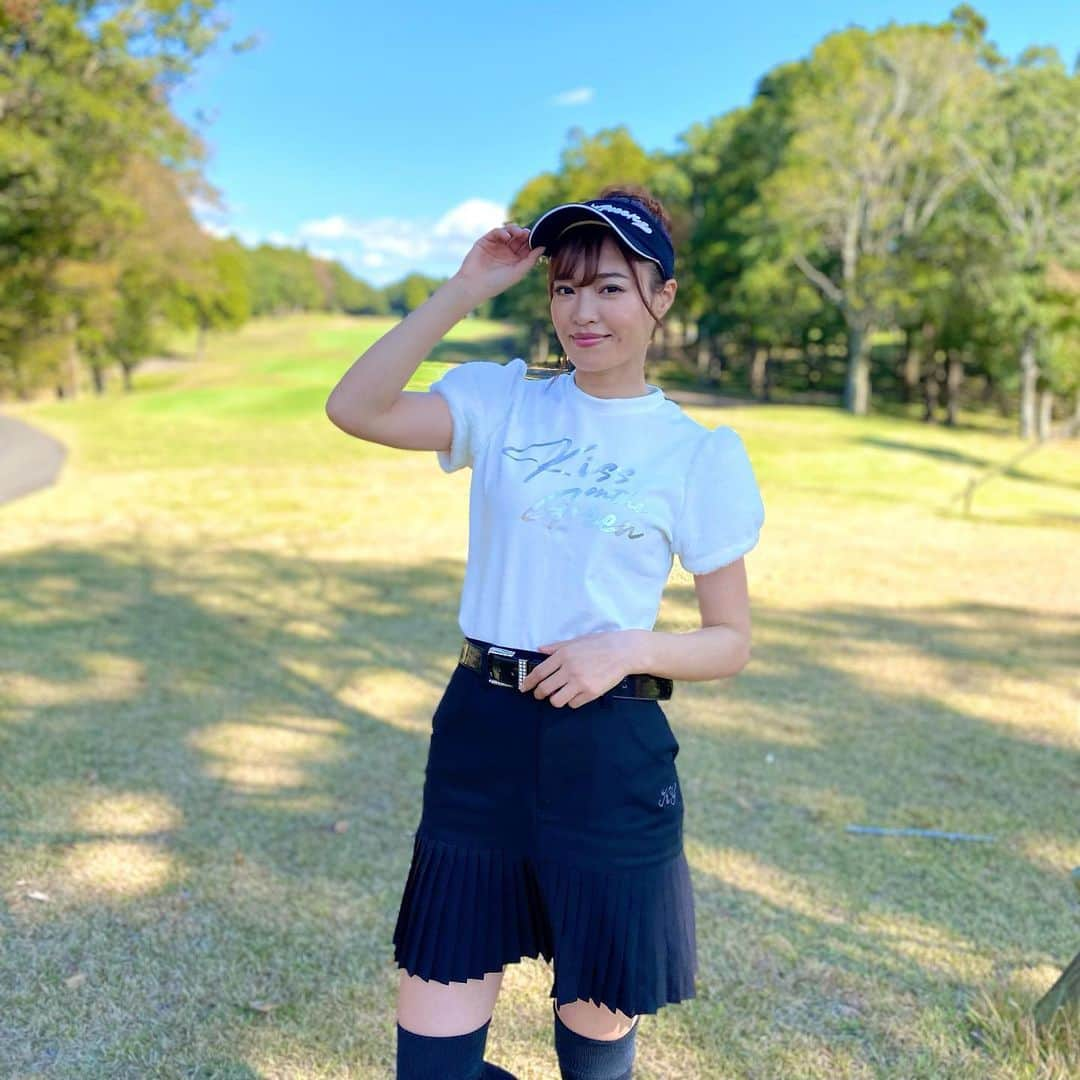 高橋としみさんのインスタグラム写真 - (高橋としみInstagram)「白黒だけど可愛いコーデ⛳️ @kissonthegreen のカタログに 載っているコーディネートだよ😊  袖のモフモフがポイント💁‍♀️  #ゴルフ#ゴルフ女子#golf#kissonthegreen#キスオンザグリーン#ゴルフコーデ」11月8日 21時28分 - toshimi_1002