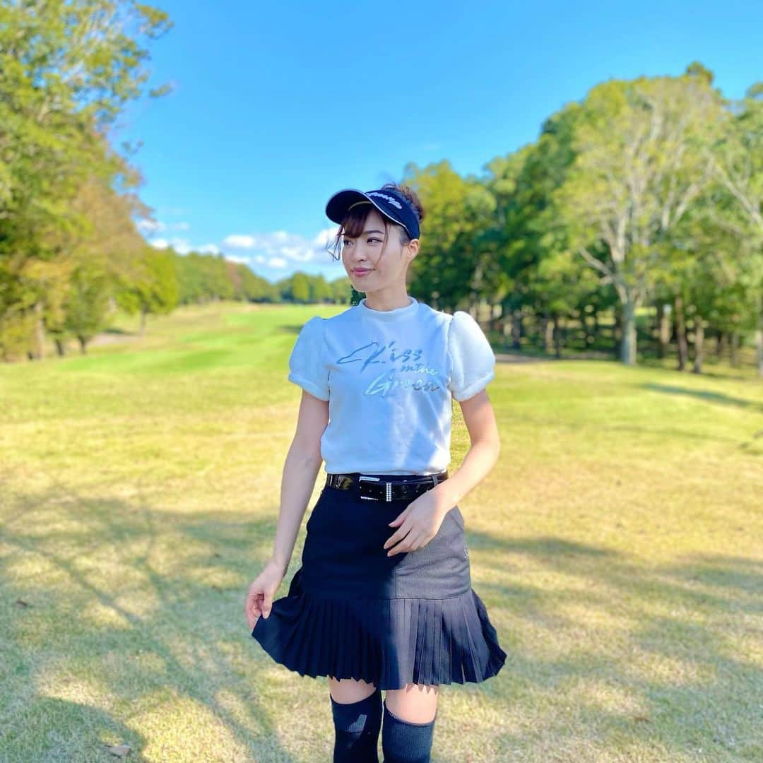 高橋としみさんのインスタグラム写真 - (高橋としみInstagram)「白黒だけど可愛いコーデ⛳️ @kissonthegreen のカタログに 載っているコーディネートだよ😊  袖のモフモフがポイント💁‍♀️  #ゴルフ#ゴルフ女子#golf#kissonthegreen#キスオンザグリーン#ゴルフコーデ」11月8日 21時28分 - toshimi_1002