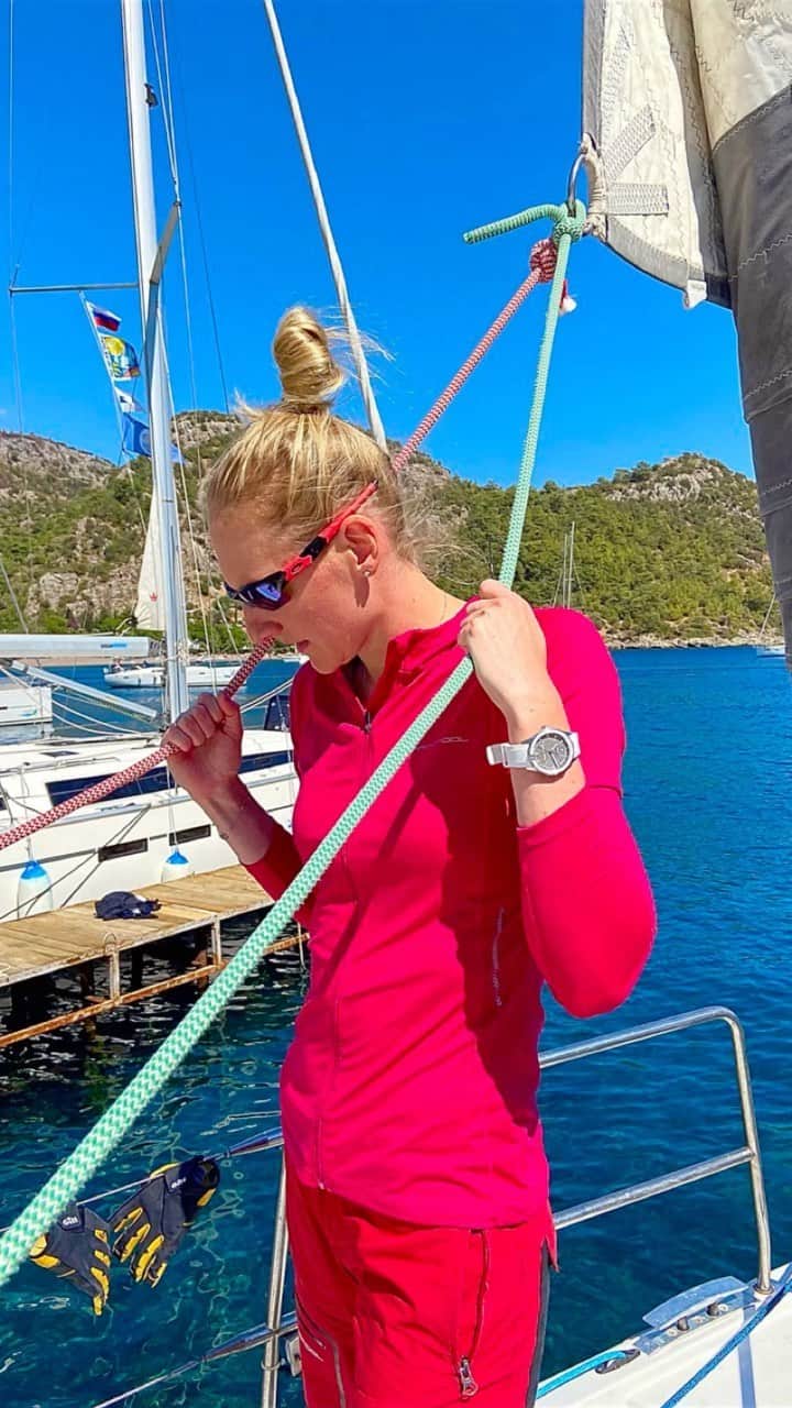 スベトラーナ・ロマシナのインスタグラム：「Прогулка по яхте в режиме виртуальной реальности с экскурсией от меня ⛵️  Рассказываю про интересные названия разных предметов, которые нас здесь окружают. Слышали про эти термины в обычной жизни?  #UlysseNardin」