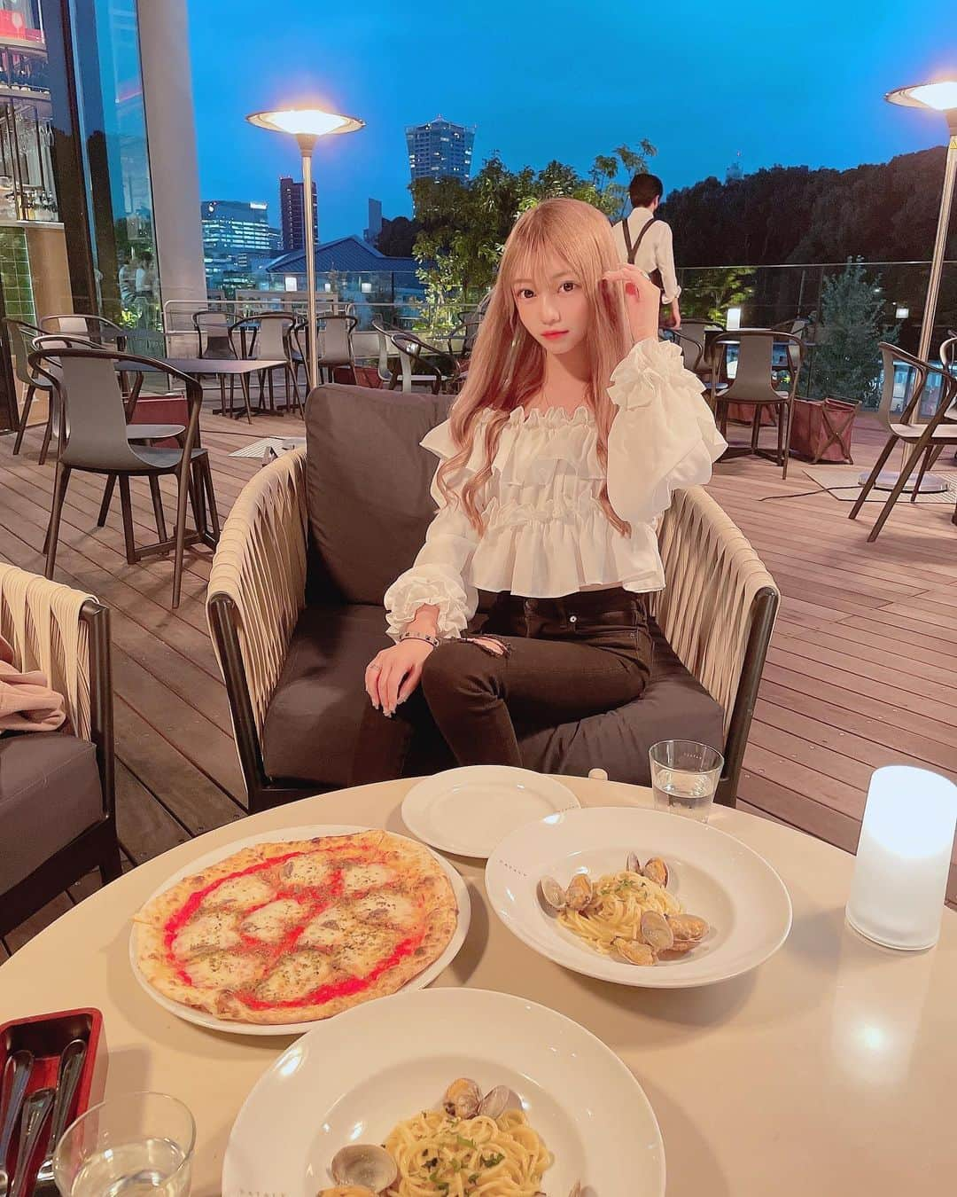 早河ルカ（るー）のインスタグラム：「最近ジャンクフードしか食べてない⸜❤︎🍔 ピザは1番耳が好き🤭   洋服は @cherimi_official 🥰🥰 久しぶりに の金髪で新鮮〜♡♡   #jkブランド  #ディナー」