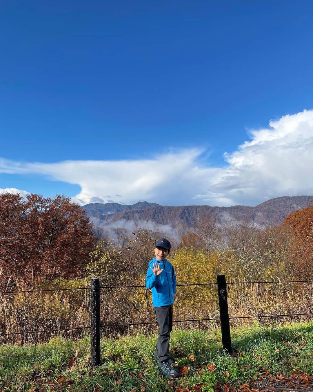 尾上菊之助さんのインスタグラム写真 - (尾上菊之助Instagram)「. 倅と男二人の登山旅へ。現地の方にお世話になりながら倅とともに自然の中で様々な体験することができ、楽しく充実した日々でした。」11月8日 21時33分 - onoekikunosuke