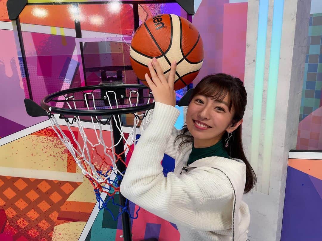 のインスタグラム：「👗 . きょうの#熱血バスケ は 深夜0時10分から🏀！！ . 大学バスケの魅力に迫ります☺️ 吉澤さんがスタジオ初登場です〜👏 私の初ロケの様子もぜひご覧ください♪ . tops: @ropepicnic_official  skirt: @wildlily_daikanyama  . #bs1 #nhk #バスケ #大学バスケ #東海大学 ちゃっかり #ダンクシュート もどき #トラジャ #travisjapan  #吉澤閑也 さん」
