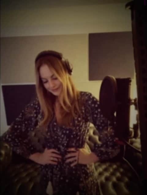 エリザベス・ギリースのインスタグラム：「“All I Want”  Happy Birthday, Joni :)」