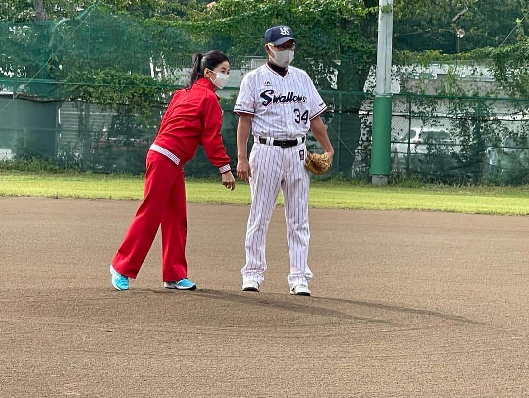 宮崎美子さんのインスタグラム写真 - (宮崎美子Instagram)「皆さん、こんにちは。  良いお天気ですね❣️  そんな中、私、野球⚾️始めました。  大谷翔平さんのように二刀流を目指します。 BigBOSS❗️（意味はなし）  まずは投球からです。  YouTubeよしよし。でご覧いただけます。 どうなることやら、是非、ご覧ください。  今回、ジェイシップという、アスリート大学生の就職や、セカンドキャリアの方々を応援される会社の皆さんにご指導いただきました。  元ヤクルトスワローズの北川哲也さん、現在、埼玉西武ライオンズレディースのコーチの田口紗帆さん、そして、松永博史さん。 ありがとうございました。  #野球 #ジェイシップ株式会社 #北川哲也 #田口紗帆 さん#投球フォーム #投球 #二刀流 #youtube #宮崎美子」11月8日 13時06分 - miyazakiyoshiko.official