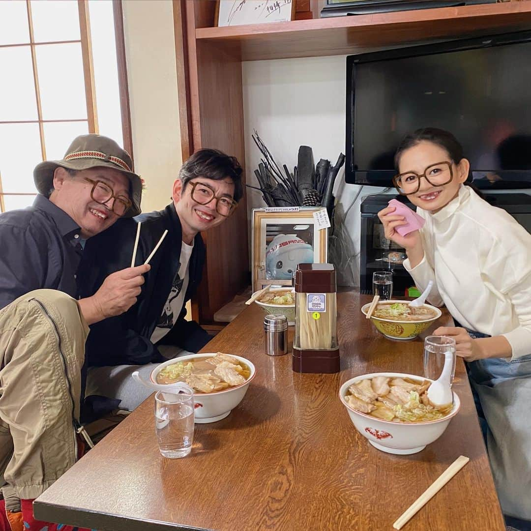 山中崇史さんのインスタグラム写真 - (山中崇史Instagram)「佐野でのロケが終わって中華そばを食べて帰りました。 大変美味しゅうございました。 ココで問題。ラーメンは4つ有りますが、写真を撮ってくれたのは誰でしょう？ ①伊丹先輩こと川原さん ②マネージャーのKさん ③店員のOさん 見事正解された方は、私が出演する舞台『ホテルカリフォルニア〜県立厚木高校物語』をぜひ観に来てください‼️新宿紀伊國屋ホールで令和から昭和へタイムスリップ。 ※写真と舞台公演は関係ありません。 #相棒  #田中隆三 #篠原ゆき子  #佐野ラーメン #森田屋総本店  #扉座 #厚木高校　 #山中崇史」11月8日 14時38分 - yamanaka_takac