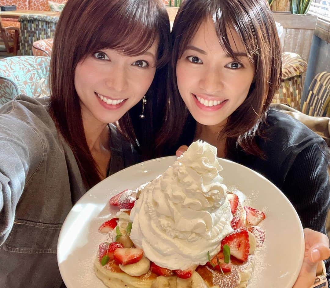 のインスタグラム：「. . 安里ちゃんとモーニング☕️ . 話したい事が溜まりすぎていて、気付いたら3時間経っていた😂 . 昔からたくさんお仕事も一緒にしてきた大事なモデル友達💕 久しぶりにゆっくり話せて本当に楽しかった〜🎶 . またすぐ会おうねっ😘 . . . . . #model#friend#pancakes#konacoffee#japanesemodel#モデル#モデル友達#キャリア長い#共通点多い#美人な友達#年下だけど頼りになる」