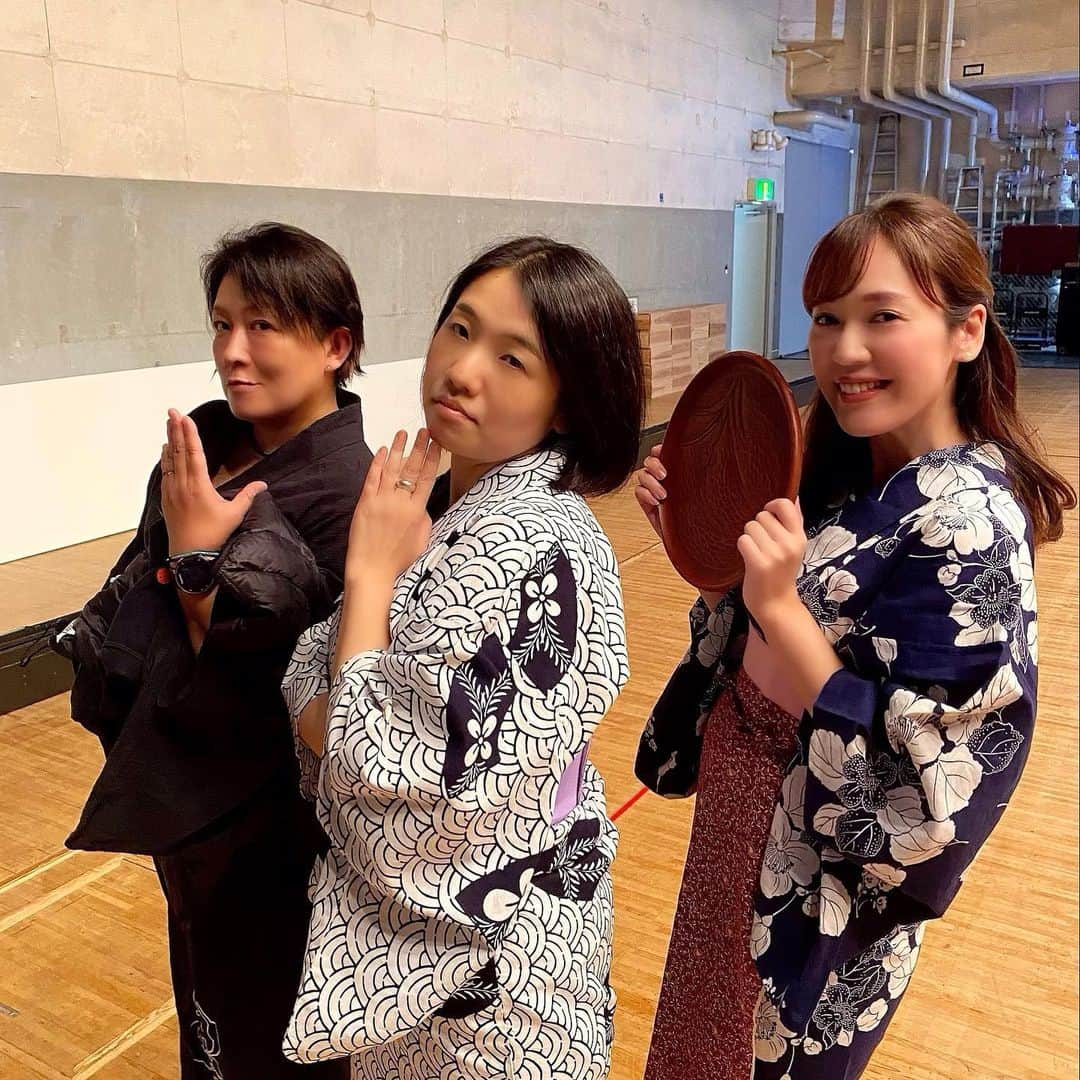 石橋美希さんのインスタグラム写真 - (石橋美希Instagram)「盛岡文士劇　稽古16日目 役柄になりきった表情でパチリ🤳  劇中ではFM岩手の阿部沙織アナウンサー(母)と 漫画家のそのだつくしさん(娘)が親子を 私はその家に居候する親戚の娘(姪)を演じます。 (つくしさんの漫画「ずったり岩手」でも 盛岡文士劇の裏側が見られますのでぜひ💁🏼‍♀️💜)  劇中ではちょっと？いやかなり…？ おっかないお姉さまたちですが…（笑） 普段はとーってもお優しいお2人☺️💛  個人的に、お2人の役柄が好きで(潔くて面白い) 写真の表情からもよく伝わります…  特につくしさん演じるおしなさんは キャラがとても濃ゆい悪女です💍💜  稽古も中盤！ 本番まで時間がなく焦りもありますが 教えられたことを忠実に守ります。  #岩手 #盛岡文士劇 #舞台 #演劇 #稽古 #小道具 #めんこいテレビ #アナウンサー #石橋美希」11月8日 14時47分 - miki_ishibashi_mit