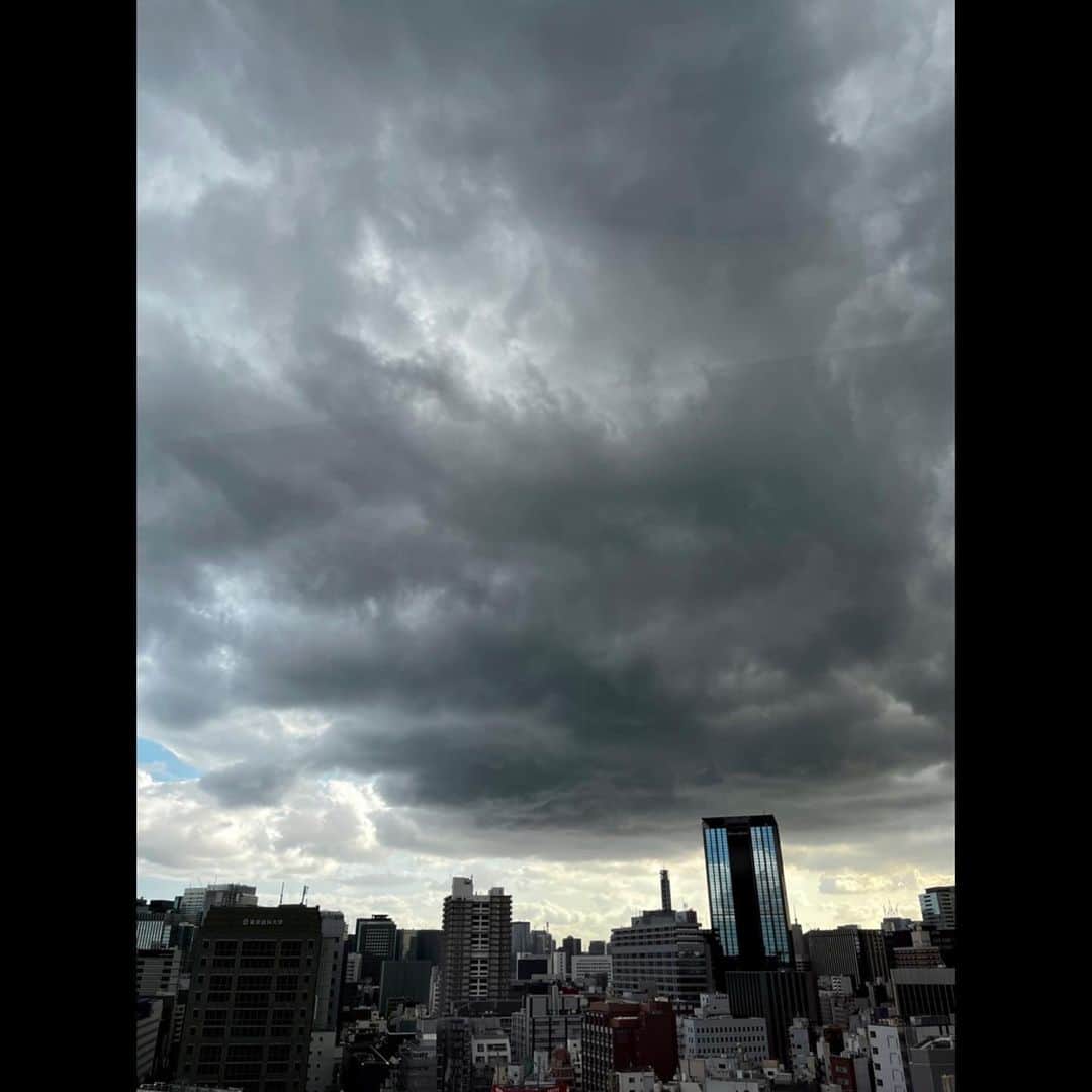木村拓哉さんのインスタグラム写真 - (木村拓哉Instagram)「⁡ ⁡ ⁡ 「んんんん？ これからロケなのに、空の表情が何だかおかしくなってきたぞぉ〜⁇」 ⁡ STAYSAFE！ ⁡ 拓哉 #木村拓哉#TakuyaKimura」11月8日 14時48分 - takuya.kimura_tak