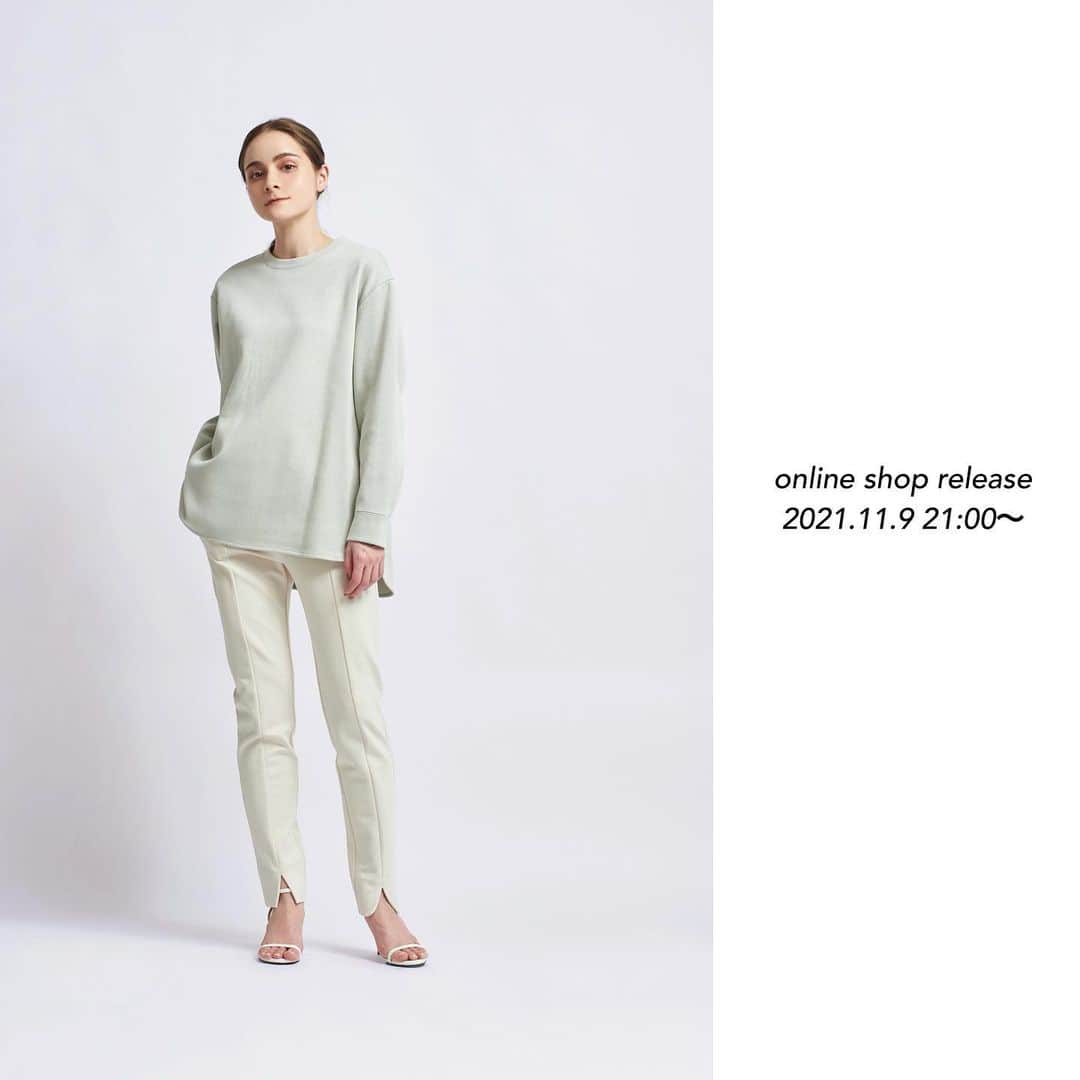 yoriのインスタグラム：「*online shop release * ・ ・ 明日11/9 pm21:00〜よりonline shop にて2021 autumn&winter新作が発売いたします！  #ぬくぬくフロントスリットレギパン col.  アイボリー、ブラック size. 34/36/38 ¥17,600  #yori_japan」