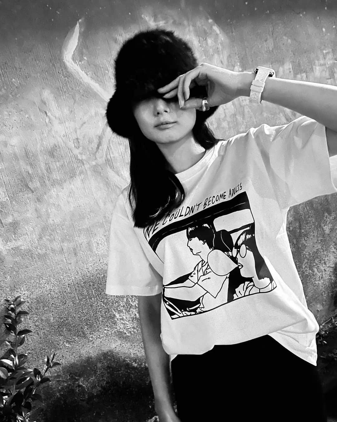 片山萌美のインスタグラム：「👕  デザイン違い  #ボクたちはみんな大人になれなかった  #tシャツ #moemikatayama   私はMサイズ（ちょい大きい） 着てます✌︎ あとモケモケの帽子をかぶっても 鼻はかゆくなりませんでした🥸」