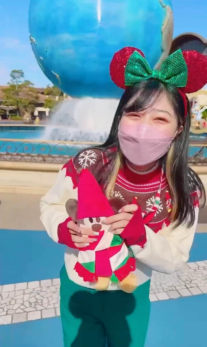 中島奈津希のインスタグラム：「👩🏻🔁🐭🎄🧣 ⁡ ⁡ ⁡ ⁡ 今日から#リルリンリン グッズが発売に😍😍 ⁡ ということで、、 へーーーーーーんしん👩🏻🔁🐭🎄🧣 【#変身ディズニーバウンド その150】 ⁡ ⁡ ⁡ ⁡ ⁡ 身に付けアイテムが 今日から発売されたのだけど か、可愛すぎる、、、😭❤️🐭 ⁡ ⁡ #リルリンリンバウンド 🐭🧣🎄 ポシェットは本当にリンリン鈴が鳴るのだけど 私のリンリン声が大き過ぎて 全然聞こえてないごめんなさい🙄🔔笑  ⁡ お姉(@nakajima_ayano )は 今回優しく見守ってくれてました👶🏻笑 ☁️☁️☁️☁️☁️☁️☁️☁️☁️☁️☁️☁️☁️☁️ #disneysisters_jp ←#中島姉妹 ディズニーまとめ👭🏻 @nakajimasisters_jp ←中島姉妹アカウントできました👭🏻 #東京ディズニーシー　 #ディズニーバウンド」