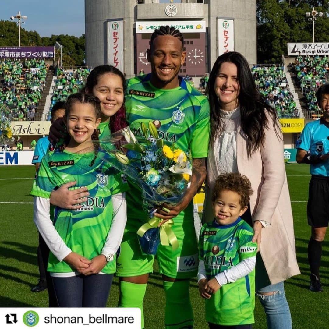 ウェリントン・ルイス・デ・ソウザのインスタグラム：「Special day celebrating my 200 JLeague games. And it’s even more special to have my family here after a long time waiting for them to come. I’m glad to have the opportunity to live this moment at @shonan_bellmare !!! Thank you」