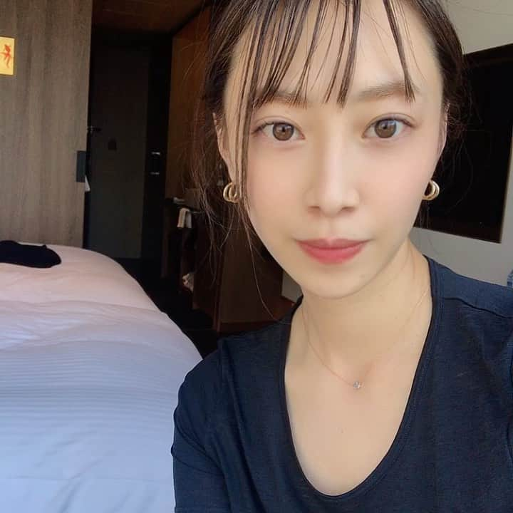 中村果生莉のインスタグラム：「😆 . . さや姉、またこれやろーー♡笑  もう充電が限界で、iPhone遂に変えるから写真整理してたら出てきた‼️笑  感染対策のために、レストランではなくて  ワインとおつまみを持ち込んでホテル取って過ごす😂  ってやつを今年の緊急事態宣言中にやってました！☺️笑  何気にお店よりコスパいいし、ワインもおつまみもハズレないし、いい案だよね♡笑  全く気を張らないから、すぐ酔っ払うけど、そのまま寝れるしね！笑  この日の後半、ちゃんと記憶なかったし、なんなら即寝してたらしい🍷www  . . . #コロナ対策 #最強 #ワイン #wine #ニューノーマル飲み #ワインエキスパート #ソムリエ」