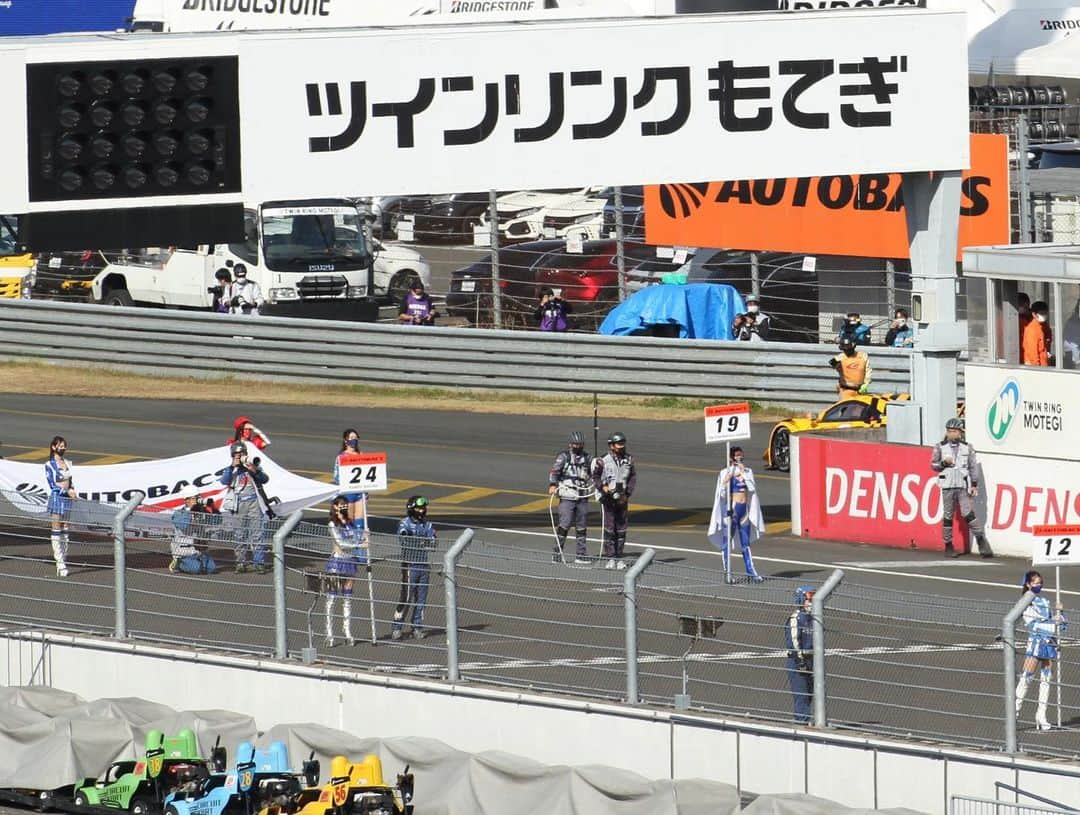 安田七奈さんのインスタグラム写真 - (安田七奈Instagram)「SUPERGT 第7戦 ツインリンクもてぎ 19号車 TGR TEAM WedsSport BANDOHの応援ありがとうございました💙‼︎  ２位表彰台🥈🏁‼︎ 最後まで諦めない走りで 努力は報われるんだと 証明してくれました😭‼︎‼︎‼︎ 本当に19号車って カッコいいですよね💙‼︎‼︎  今回は表彰式を 見に行かせてもらえて 喜びがバクハツしました🙌‼︎  シーズン残り1戦 寂しすぎて泣きそうですが 最後まで精一杯応援したいと思います☺️‼︎  本当に幸せな2日間で 余韻に浸っております💙 全てチームのおかげ 本当に大好きなチームを応援できて幸せものです☺️  スタンドから 遠かったにも関わらず 写真を撮ってくださった みなさん テレビの前で応援してくださったみなさん 本当にありがとうございました☺️💙 なーちゃがこんなに幸せを味わえるのはファンのみなさんのおかげです❤️ いつもありがとう☺️  レースクイーン大賞もよろしくお願いします🙇‍♀️‼︎  #SUPERGT #安田七奈 #なーちゃ #レースクイーン #rq #ラウンドガール #グラビア #グラビアアイドル #グラドル #インスタグラビア#美乳 #水着 #ビキニ #ムチムチ #むちむち #wedssport #bandoh #セクシー #セクシー美女#wedssportracinggals #followme #japanese #japanesegirl #instagood #instalike #photooftheday #팔로우 #얼스타그램 #粉我 #非常好 ⠀ ⠀」11月8日 16時17分 - nana_yasuda