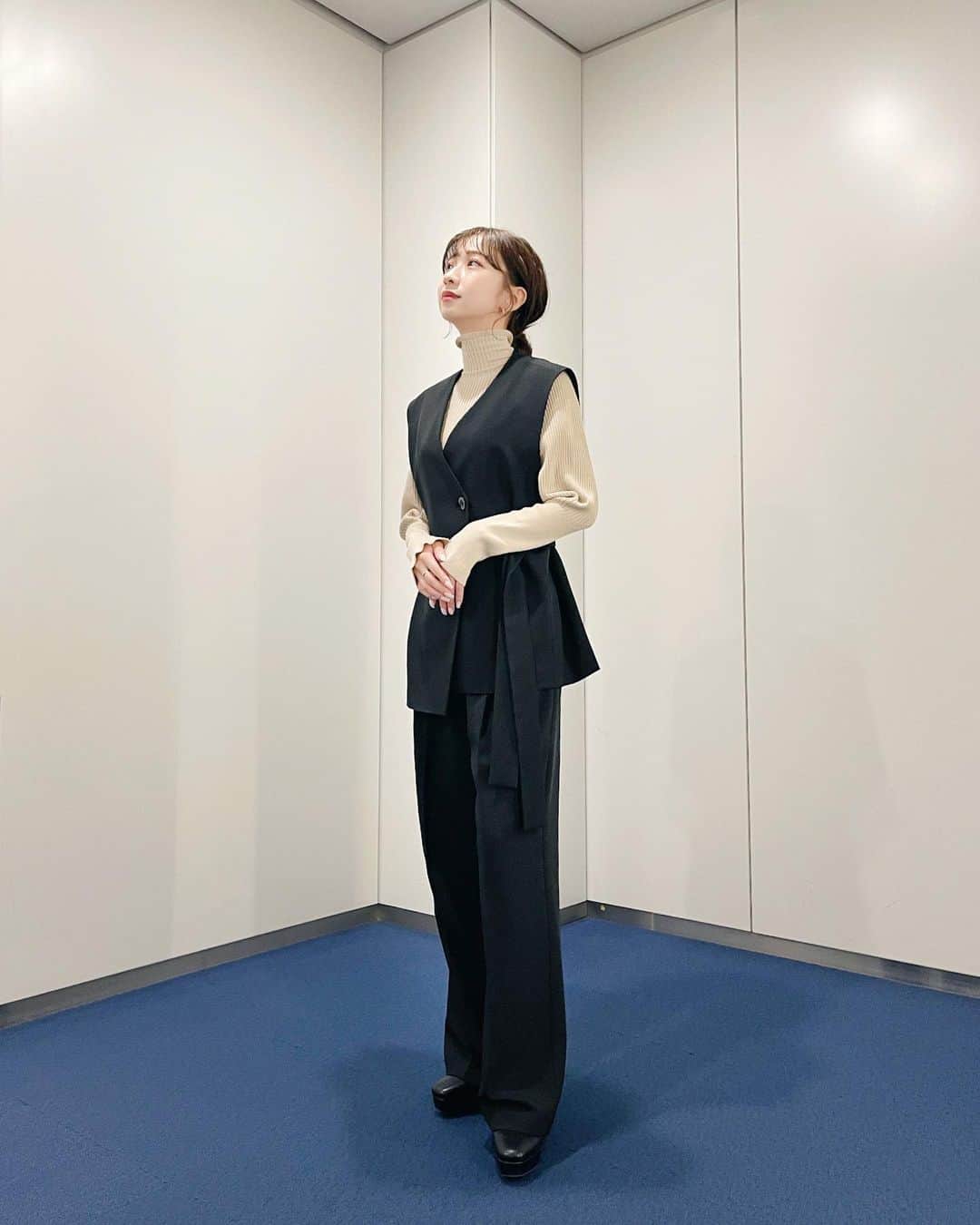 のインスタグラム：「「有吉ゼミ」ご覧いただきありがとうございました😊❤️  実は自他ともに認める激辛好きなので 番組を見るたび挑戦したいと思っていたのですが、 今まで食べてきたものとは格段にレベルが違いました。 これが本当の激辛だ… ってなりました。笑  一口目からもう自分との戦いでしたが、 激辛好きとしてはやはり完食を目指していたので 無事完食できてよかったです！  あ〜ほんっとに辛かった🤭🔥  TVerで見逃し配信もありますので是非🙋🏻‍♀️  衣装 @snidel_official   #有吉ゼミ  #かな服」