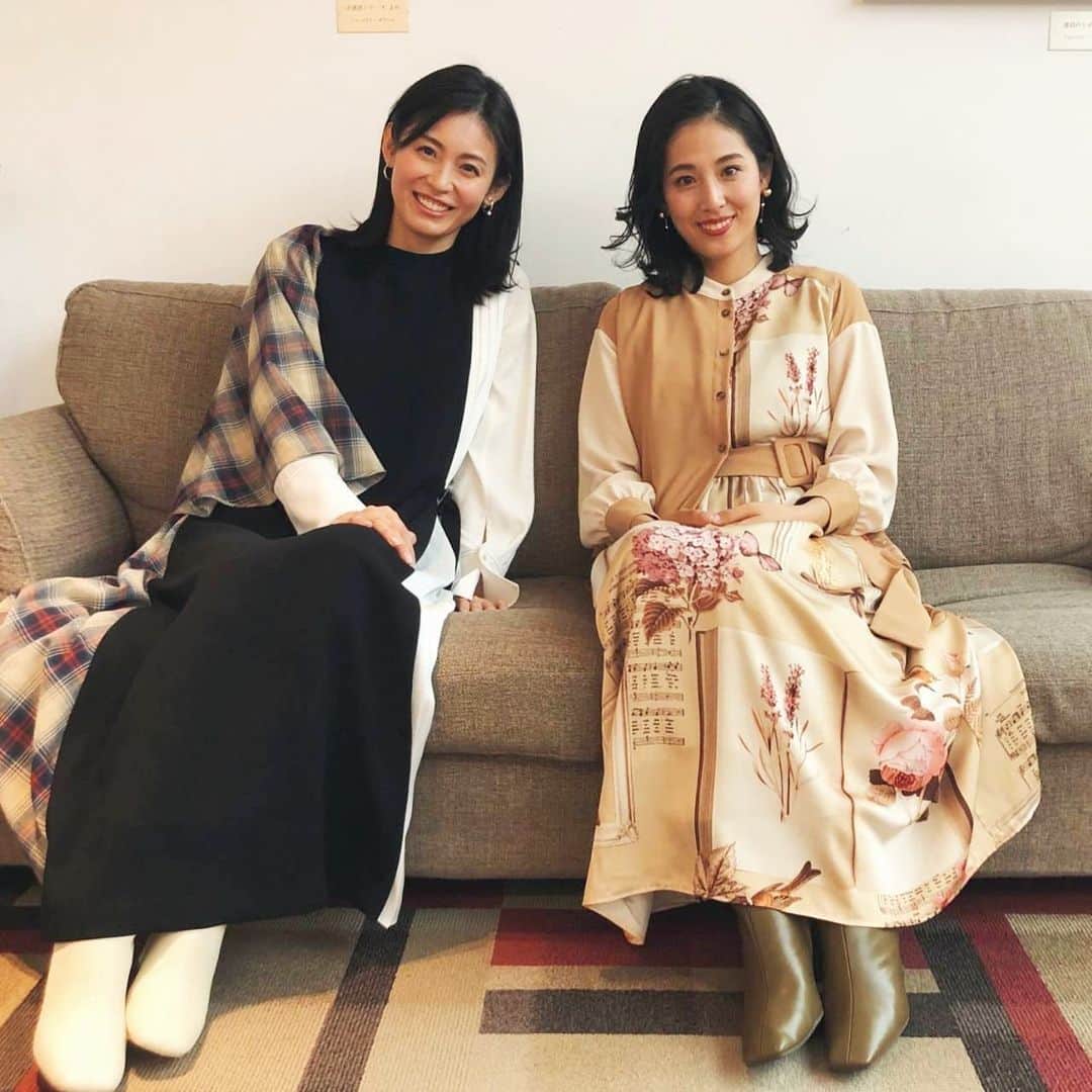 本仮屋リイナのインスタグラム：「東海テレビを退社してから、初めて姉と共演します🐥  明日11/9(火)19:56~ 日テレ「踊る！さんま御殿！！」  11年前、初めて姉と出演させていただいた番組に、またこうして姉妹揃って出演させていただき、とても光栄です🐞  今回は、家族しか知らない姉の生態をいろいろ明かしています😏✨  姉の方からも、わたしがぜんぜん覚えていなかった結婚式準備のごたごた話など、いろいろ暴露されました😂  わたくし、なかなかのひどい妹ぶりです👾  久しぶりの姉妹共演で、特別な思い入れのある放送になっているので、ご覧いただけたら、うれしいです🌰  #さんま御殿に芸能人の兄弟姉妹集まリイナ #さんま御殿 #明石家さんま #本仮屋ユイカ #本仮屋リイナ #本仮屋姉妹」
