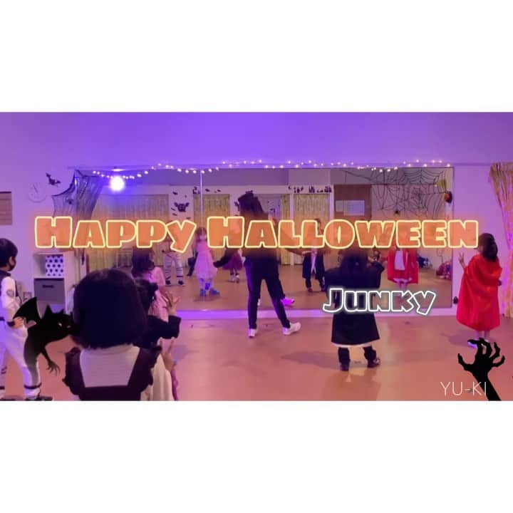 二見夕貴のインスタグラム：「. Halloween Dance✴︎ 🎃🦇. * ※ 時差🙏🏻  幼児ver.  ♬ Happy Halloween // Junky  ハロウィンレッスン限定の振付☺︎ 一度で覚える力優先なので普段より簡単め◎ ストーリー仕立てで教えたら 覚え良いしめちゃ楽しんでくれたな😊  お人形 → おおかみ → おばけ → 自分 → 魔女 → おおかみ → お人形  気に入ってお家でも踊ってくれたって子 多かった♡ 曲がいいよね☺️  #kidsdanceclass #kidsdance #halloweendance #danceinstructor #choreographer #キッズダンスレッスン #キッズダンス #幼児ダンス #ハロウィンダンス #キッズ仮装 #ダンス講師 #振付師」