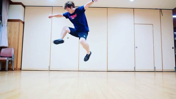 石田太志のインスタグラム：「I won Japan footbag championships 2021!  【日本一になりました！】 今年もオンラインで行われたフットバッグの全国大会で4種目全て優勝し、日本一になる事ができました！ ㅤ 昨年からオンラインの大会が続き、リアルな大会と違って難しさを痛感していますが、約1ヶ月間ずっと撮影を続け、無事に優勝する事ができて良かったです。 ㅤ またフットバッグを多くの方に知って頂く機会になれば嬉しいです。 ㅤ この動画は初めて決めた技を競う種目なのですが、僕がフットバッグを始めた18年前に「この技ができたらフットバッグを止めても良い」と思っていた技の更に上の技ができました！ ㅤ 楽しすぎてまだまだ止められません😂  #footbag #worldchampion #jfc2021 #performance #a7c #camera #sel85f18 #sony #sonyalpha #champion #フットバッグ #世界一 #パフォーマンス #全国大会 #日本一 #日本選手権」