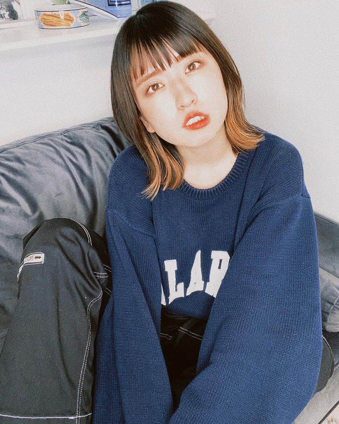 にこのインスタグラム：「前髪を切りすぎました」