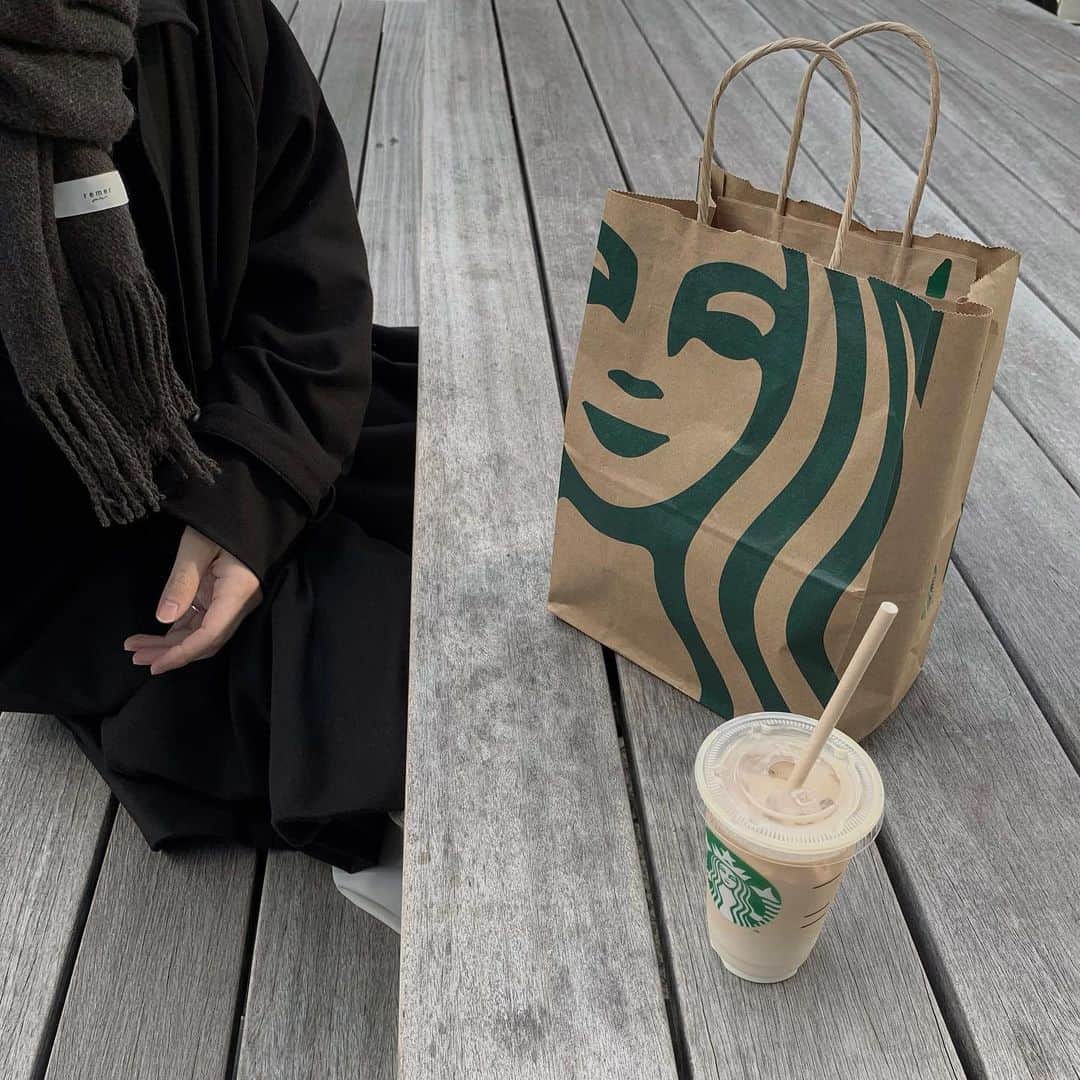 のインスタグラム：「.  休日」