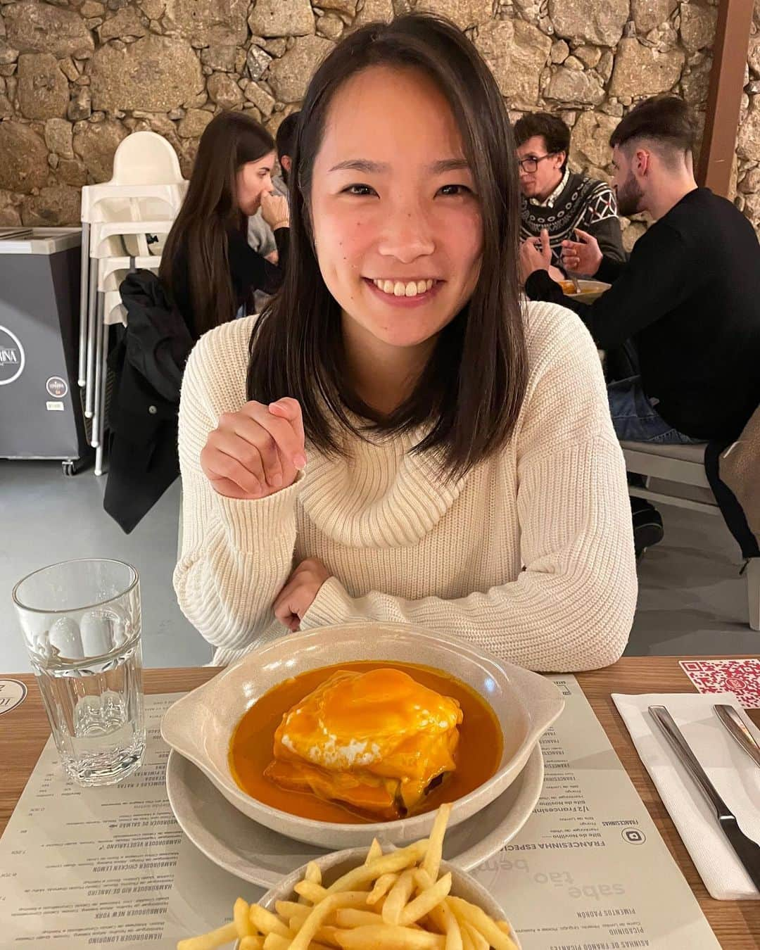 和田奈央子のインスタグラム：「. ポルトガルのB級グルメ、フランセジーニャです🍽🇵🇹  ステーキ肉🥩、ハム、ソーセージなどをパンに挟んでチーズ🧀と目玉焼き🍳を上に乗せたジャンク度高い一品。  ソースはトマト🍅とビール🍺が原料にされていて、これまためっちゃ美味しいんです😳  お店によって形や味が違うから面白い！ 大好きだけどたま〜にのご褒美感覚です🙏❤️  #フランセジーニャ #tabernalondrina  #ポルトガル料理」