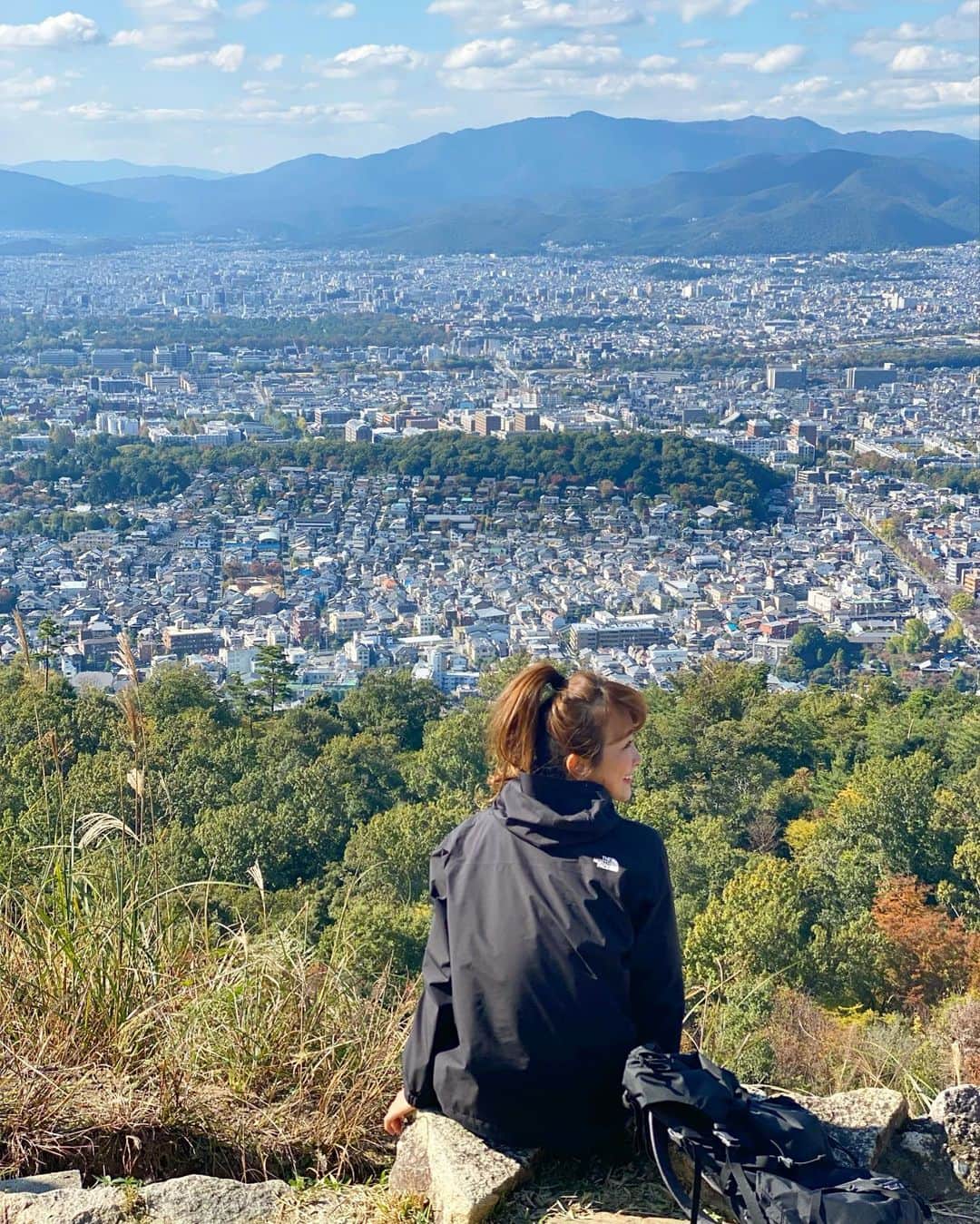 Mai Wakimizuのインスタグラム：「ちょうど2年前の11月も同じメンバーで登山してた♡実はその時お腹に息子を授かっていて、でも初期だったから誰にも言えず1人ドキドキしながら登山したのが懐かしい。笑 あれから2年。またこうして登山出来ることの喜び＼(^o^)／京都の蹴上から往復4時間！絶景も紅葉も楽しめて最高に気持ち良かったー！下山後はmememeでサンドイッチlunchして帰りました♡登山後に美味しいものを食べる、これ至福♡ #登山#登山女子#大文字山#京都#kyoto」