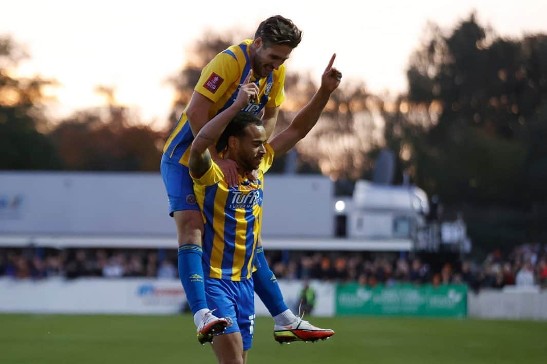 エリオット・ベネットさんのインスタグラム写真 - (エリオット・ベネットInstagram)「Great 1st round win in the FA Cup yesterday. In to the next 🎩  Special moment for me and my family 🙏🏽🙌🏽👑」11月8日 18時27分 - ebenno88