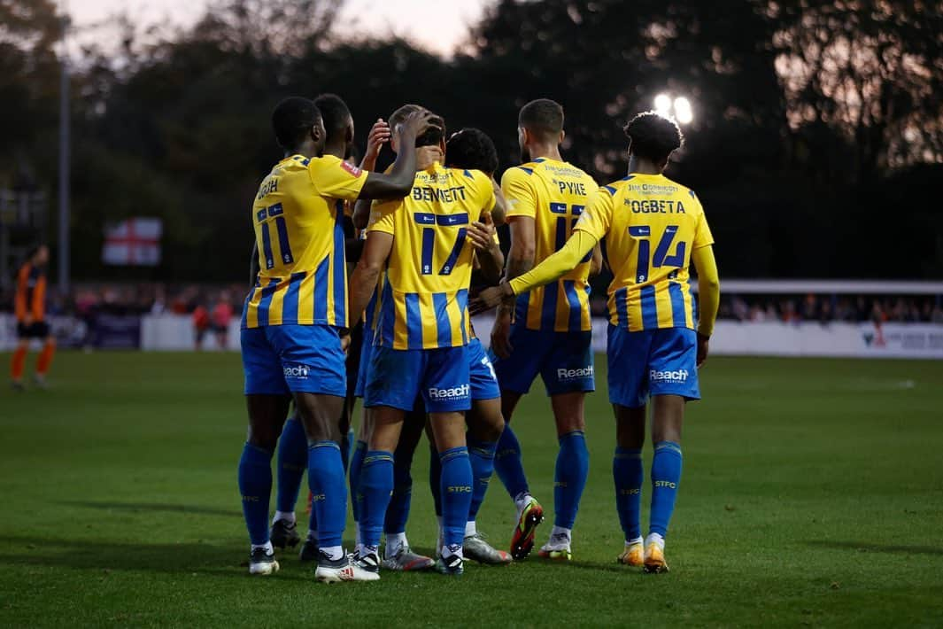 エリオット・ベネットさんのインスタグラム写真 - (エリオット・ベネットInstagram)「Great 1st round win in the FA Cup yesterday. In to the next 🎩  Special moment for me and my family 🙏🏽🙌🏽👑」11月8日 18時27分 - ebenno88