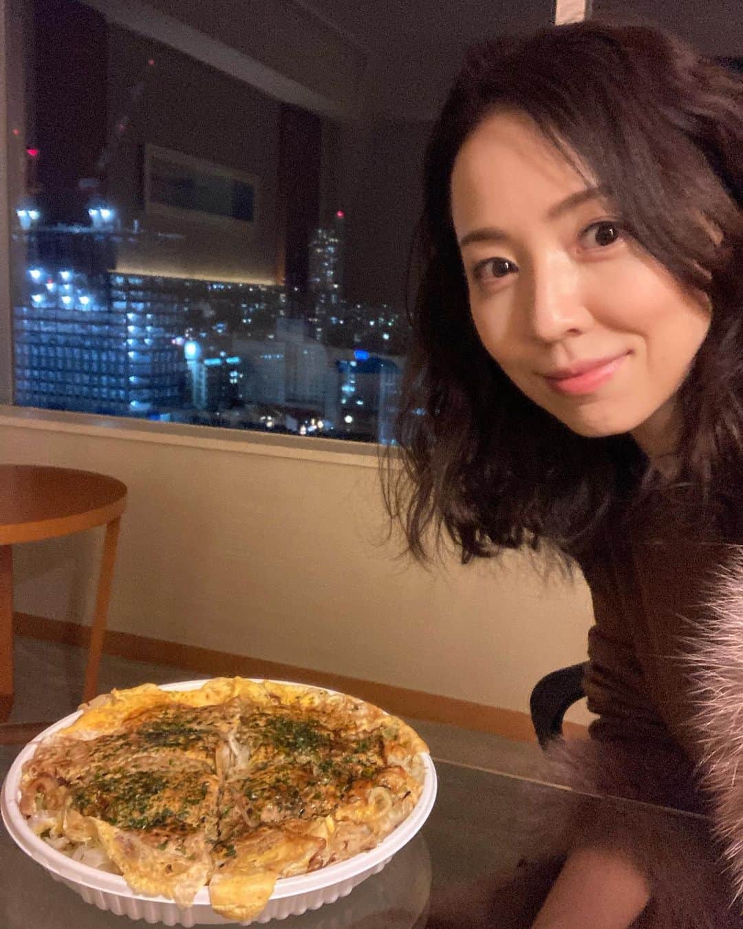 丸田佳奈のインスタグラム：「週末は広島でした。 お好み焼きテイクアウト♪ 短い滞在だったので、次回は観光やグルメももっと堪能したいです。  今週もがんばりましょう。  #広島県 #広島 #お好み焼き #テイクアウト #週末」