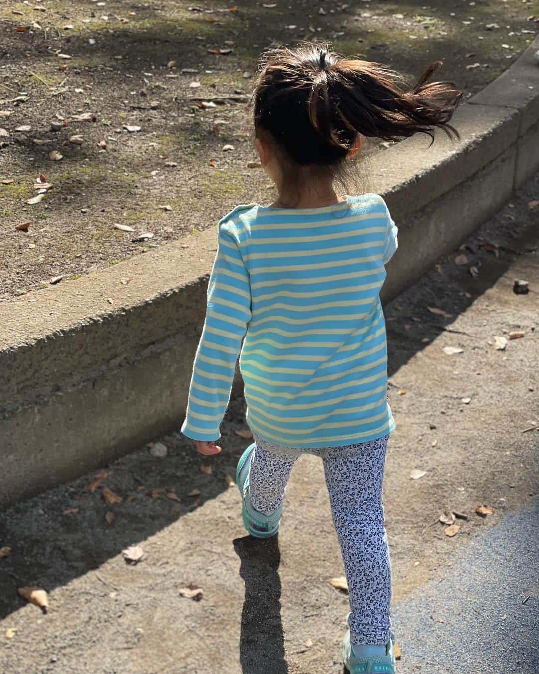 山口もえのインスタグラム：「・  次女と公園へ♡ まだまだ幼いと思ってるのに 歩き方がずいぶんとお姉ちゃんになってて キュンってした😍😍😍 私がこどもの頃は よく転んで膝小僧キズだらけだったけど💦 うちのこども達はあまりころばないなぁ… 最近のこどもが転ばなくなったのか 私が転び過ぎるのか・・・笑 きっと後者が正解だろうな🤣  #公園 #エンドレスですべり台 #母ちゃん ももちろん💦 #エンドレスですべらされる #笑」